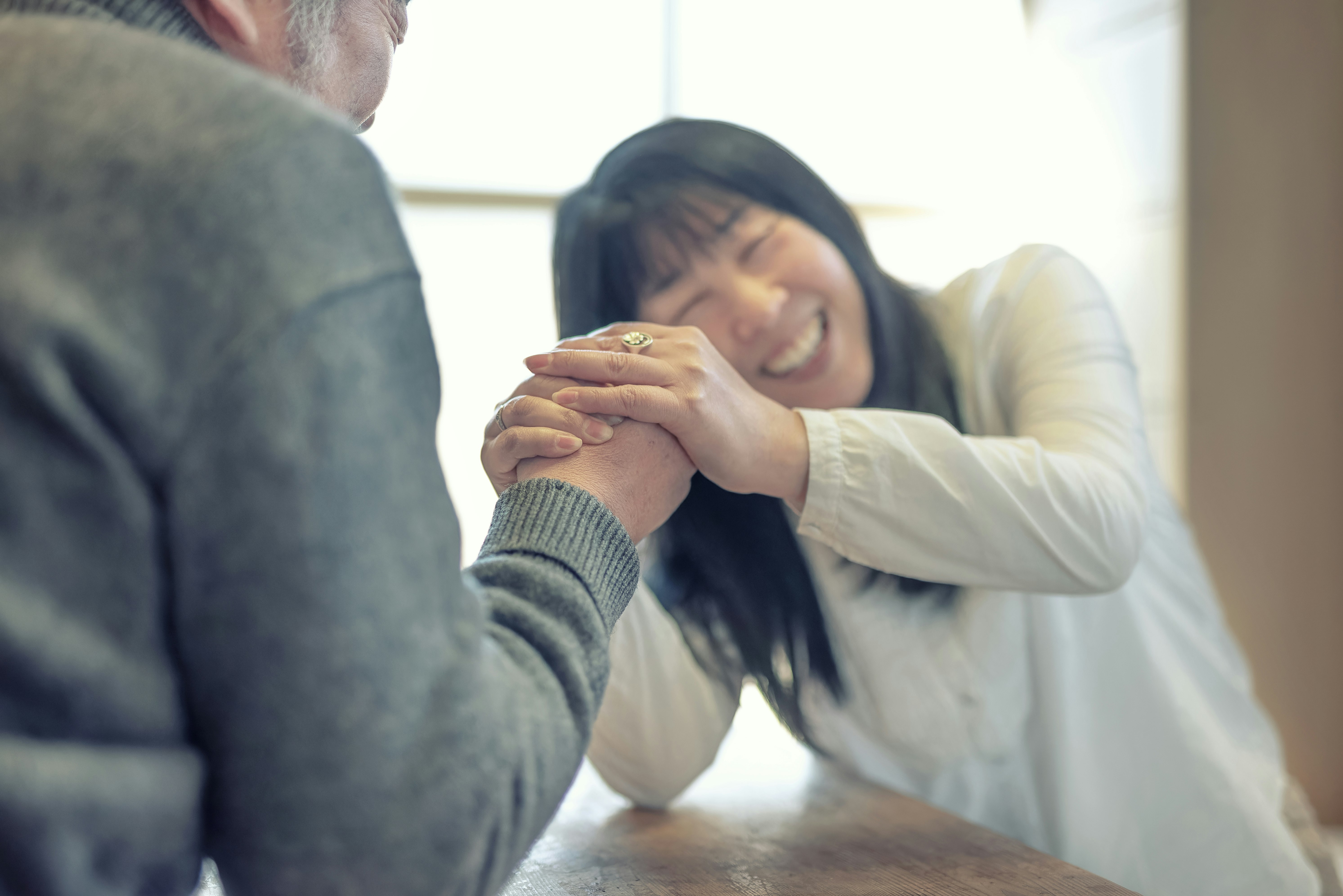 ソファで腕相撲する親子のようなやり取り