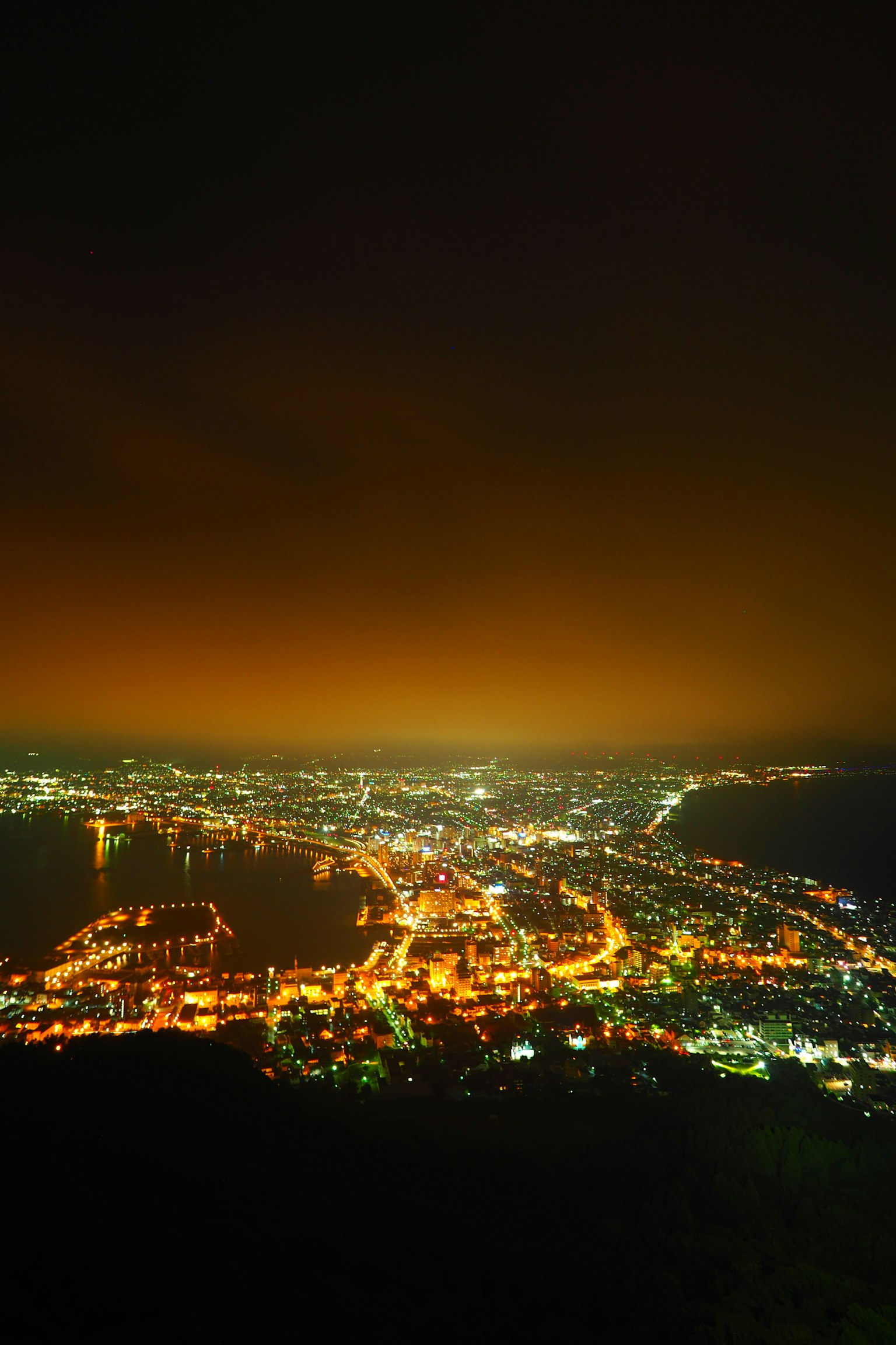 ํญ๊ตฌ๊ฐ ์๋ ๋์์ ์ผ๊ฒฝ, ๋ฐ์ ๋์์ ๋ถ๋น์ด ์ฅ๋ฉด์ ํผ์ ธ ์๋ค