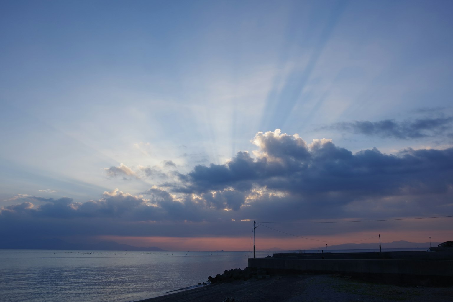 ทิวทัศน์ของทะเลและท้องฟ้าที่สวยงามด้วยเฉดสีฟ้าและกลุ่มเมฆ