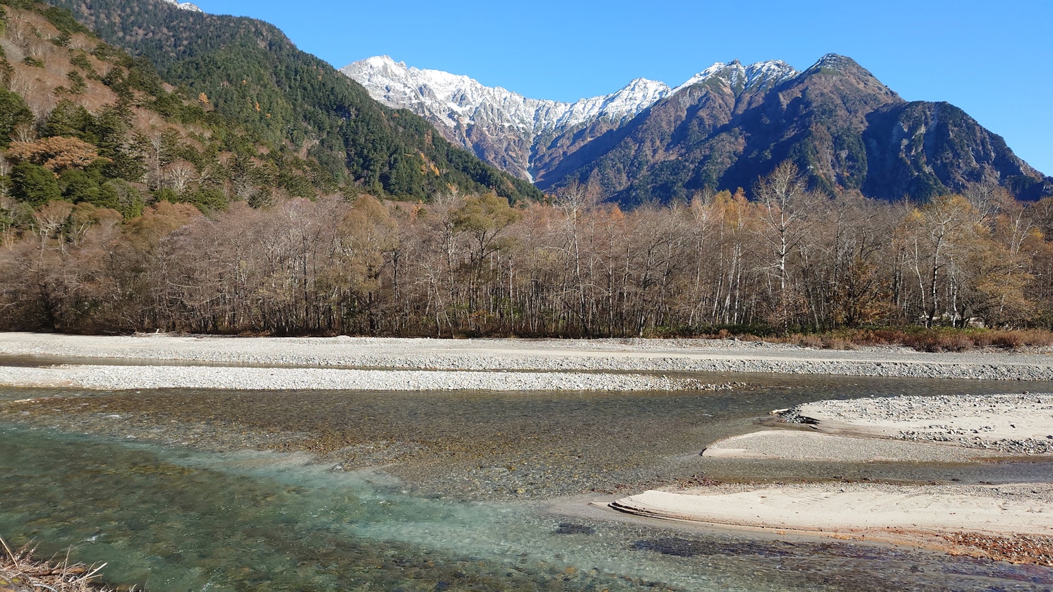 Malersiche Aussicht auf Berge und einen klaren Fluss