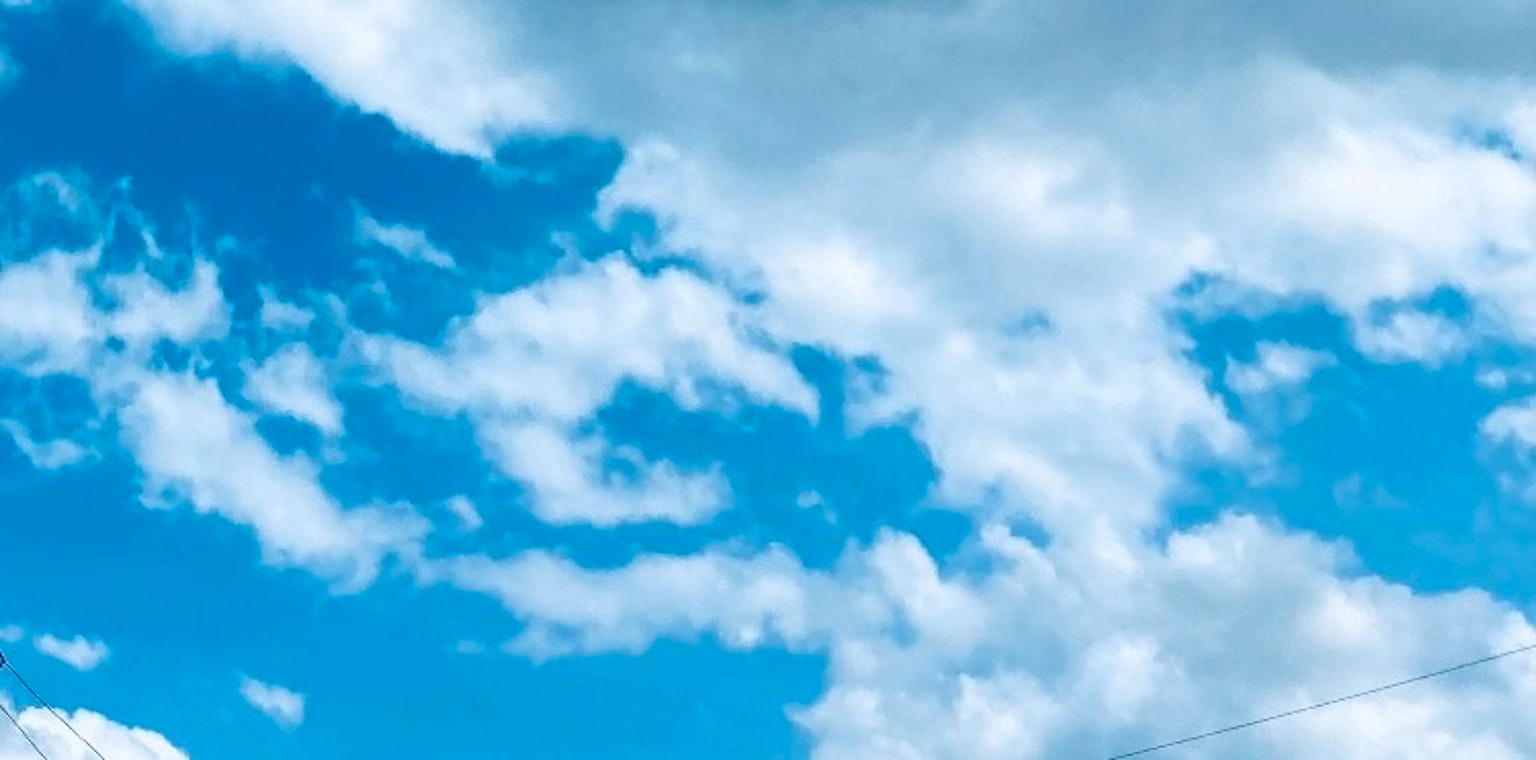 Ciel bleu avec des nuages blancs