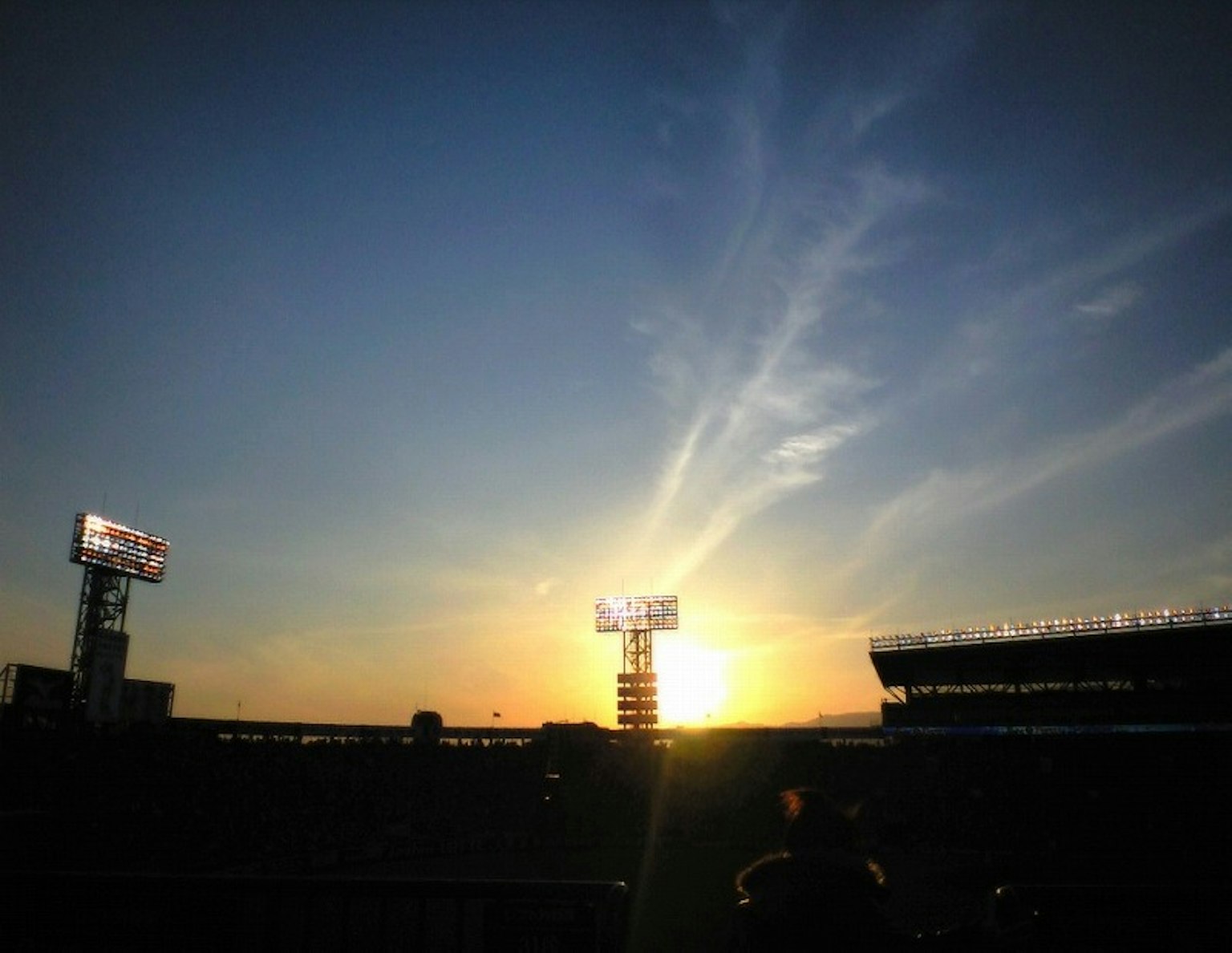 Silhouette eines Stadions mit Sonnenuntergang und hellem Himmel