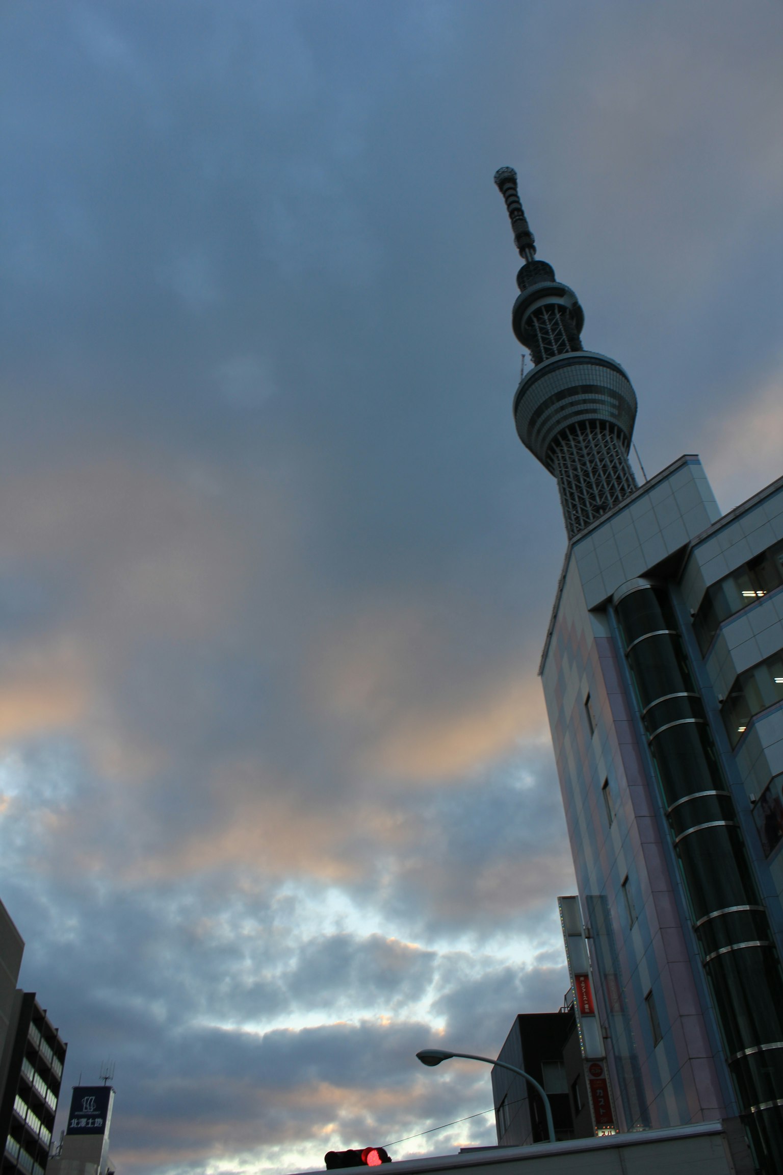 Tokyo Skytree menjulang di latar belakang langit senja yang berawan