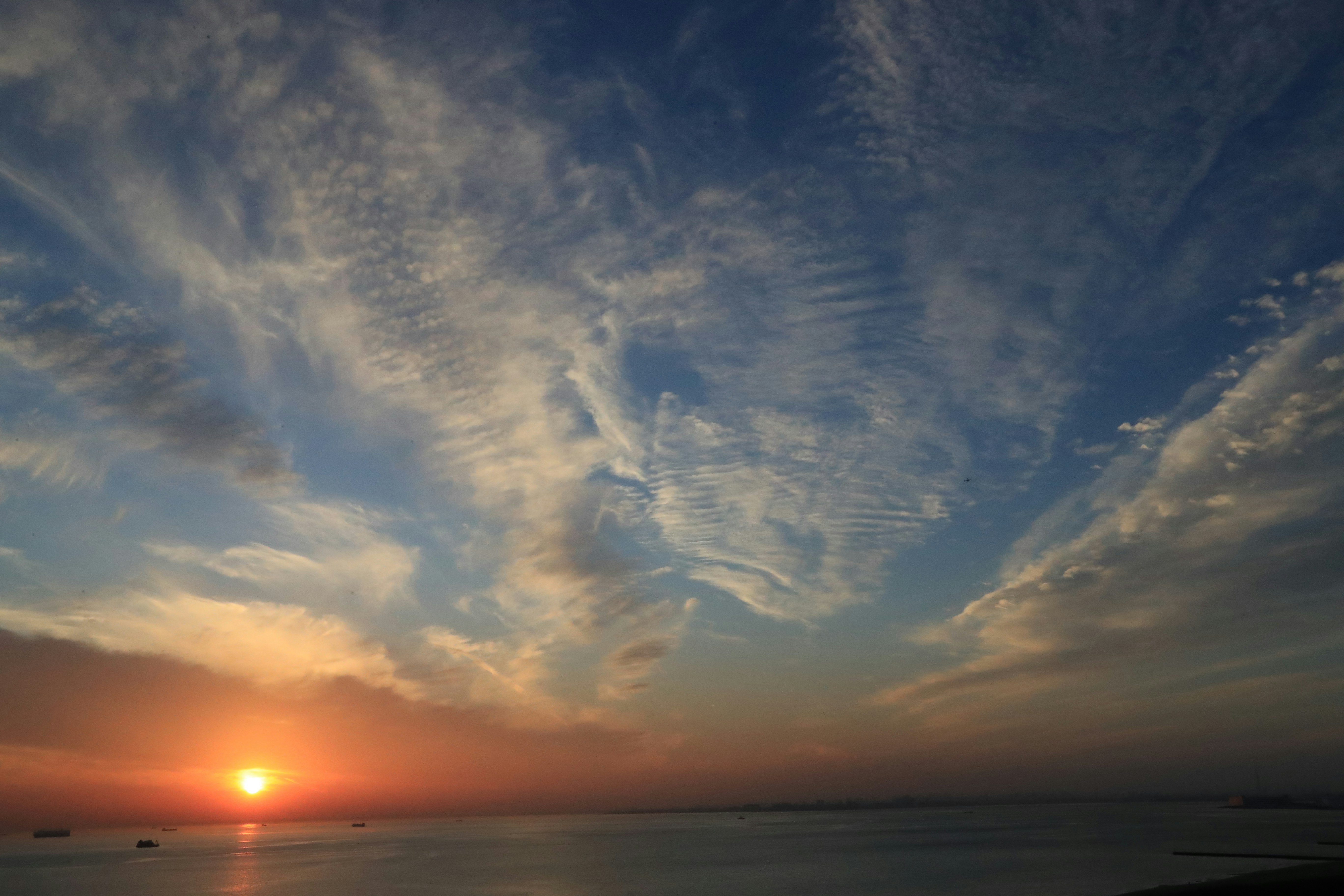 tramonto all’orizzonte con nuvole sopra il mare