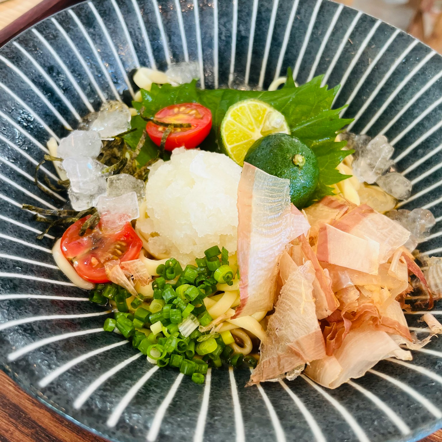 一盤精美擺放的日本料理，特色新鮮生魚片和米飯