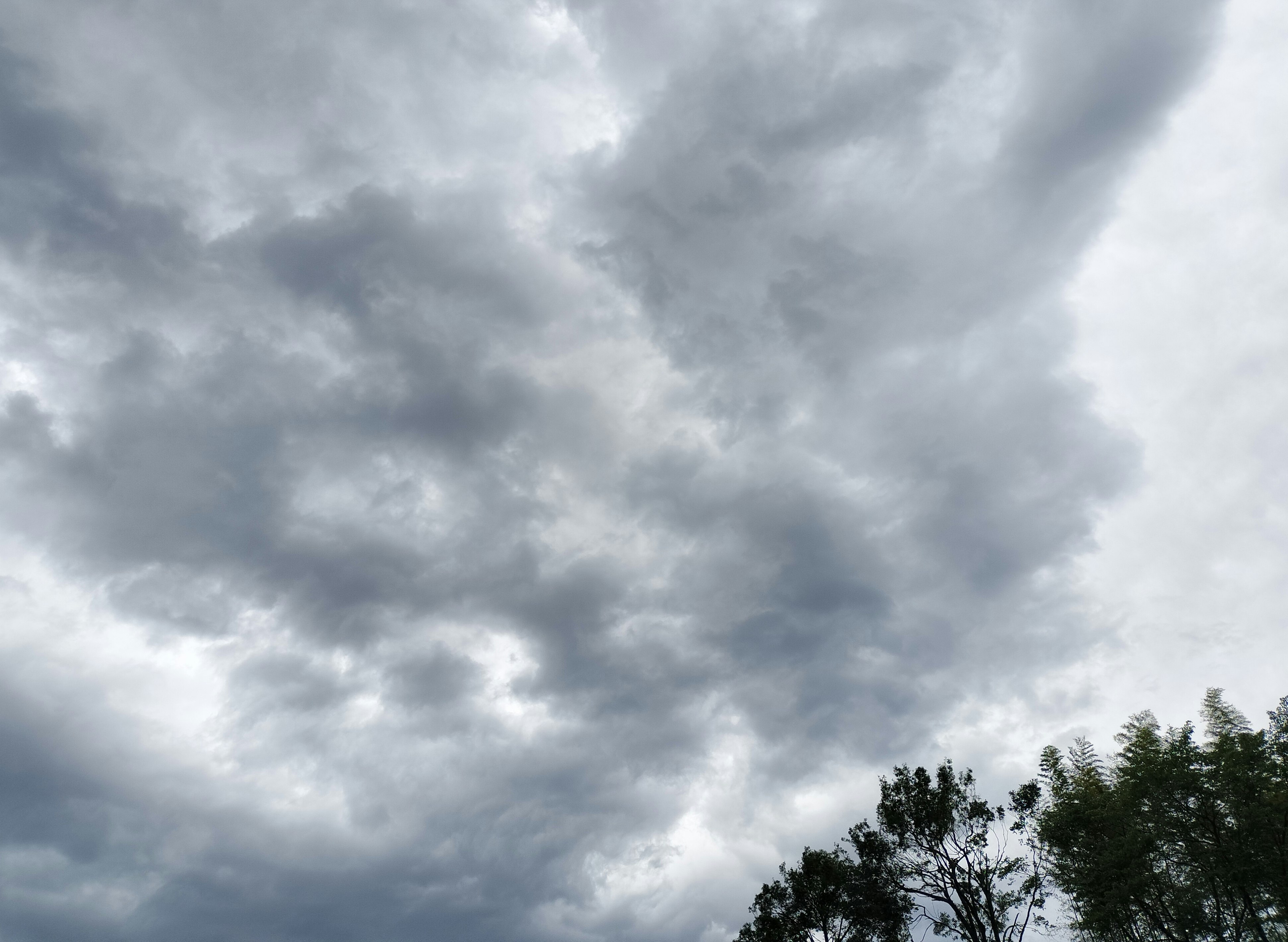曇天の空と雲の広がる風景