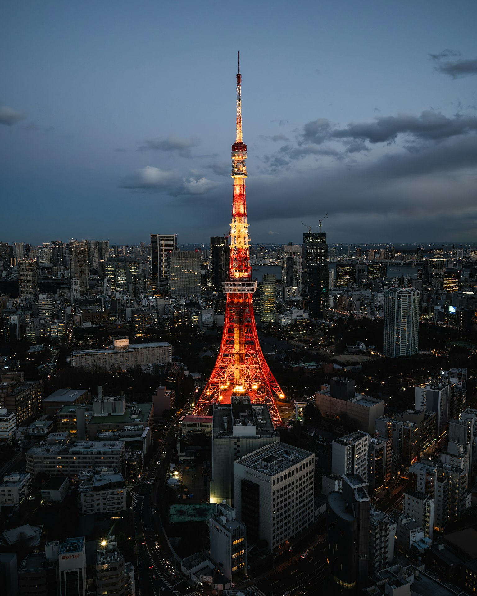 Tour de Tokyo illuminée la nuit avec une skyline vibrante de la ville