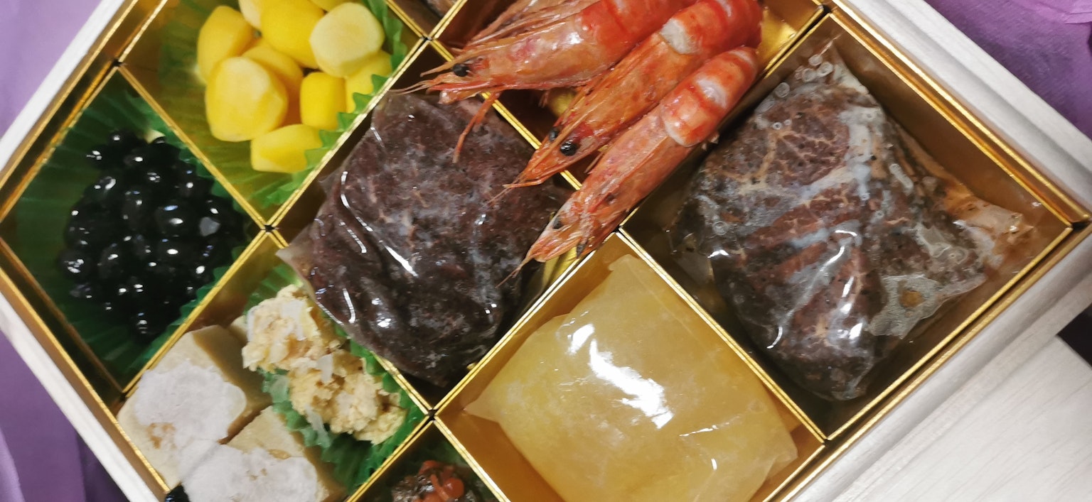 一盘美丽的日本料理，包含多种色彩的食材