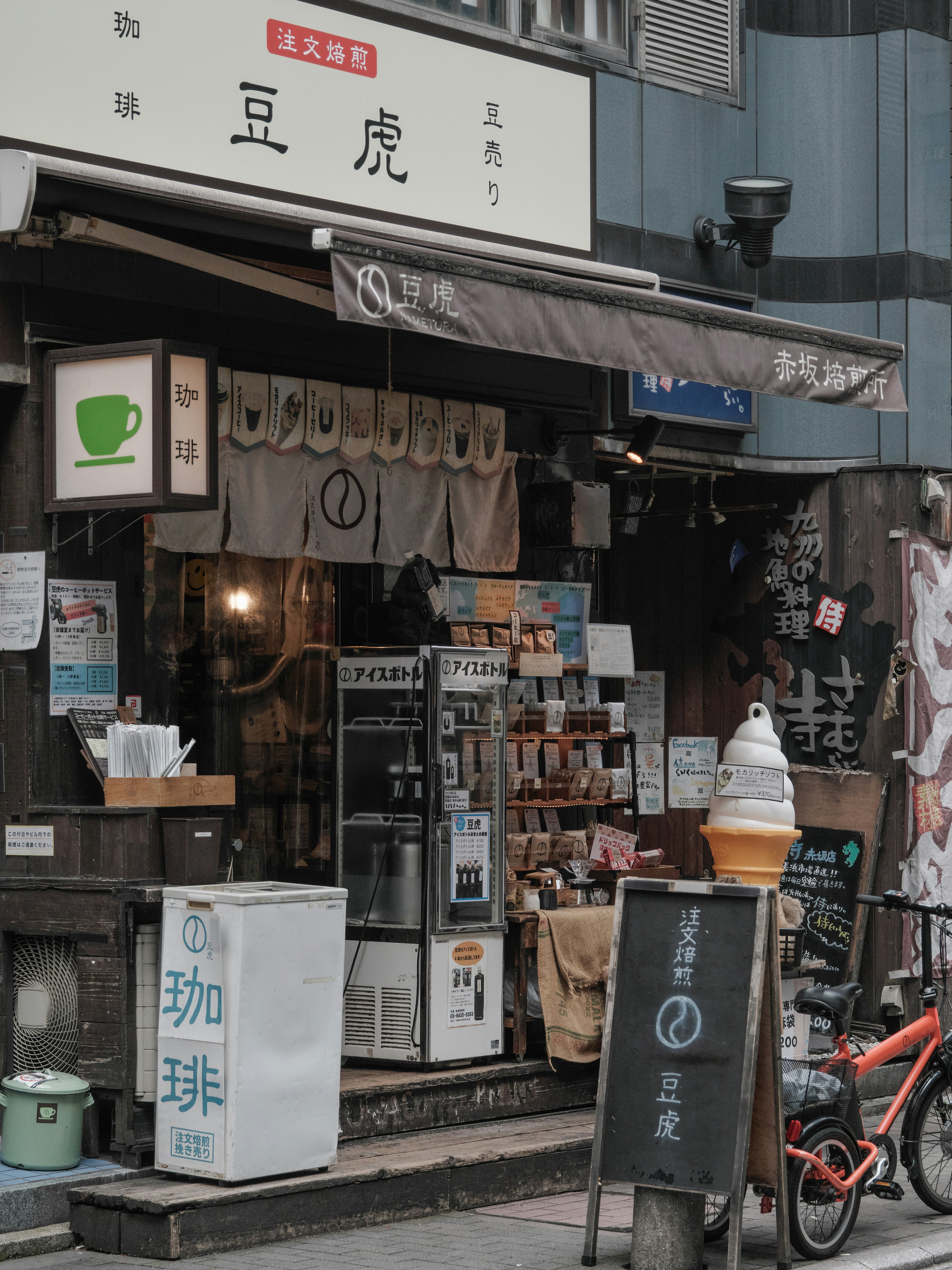 狭窄小巷里的小咖啡店门面与自行车
