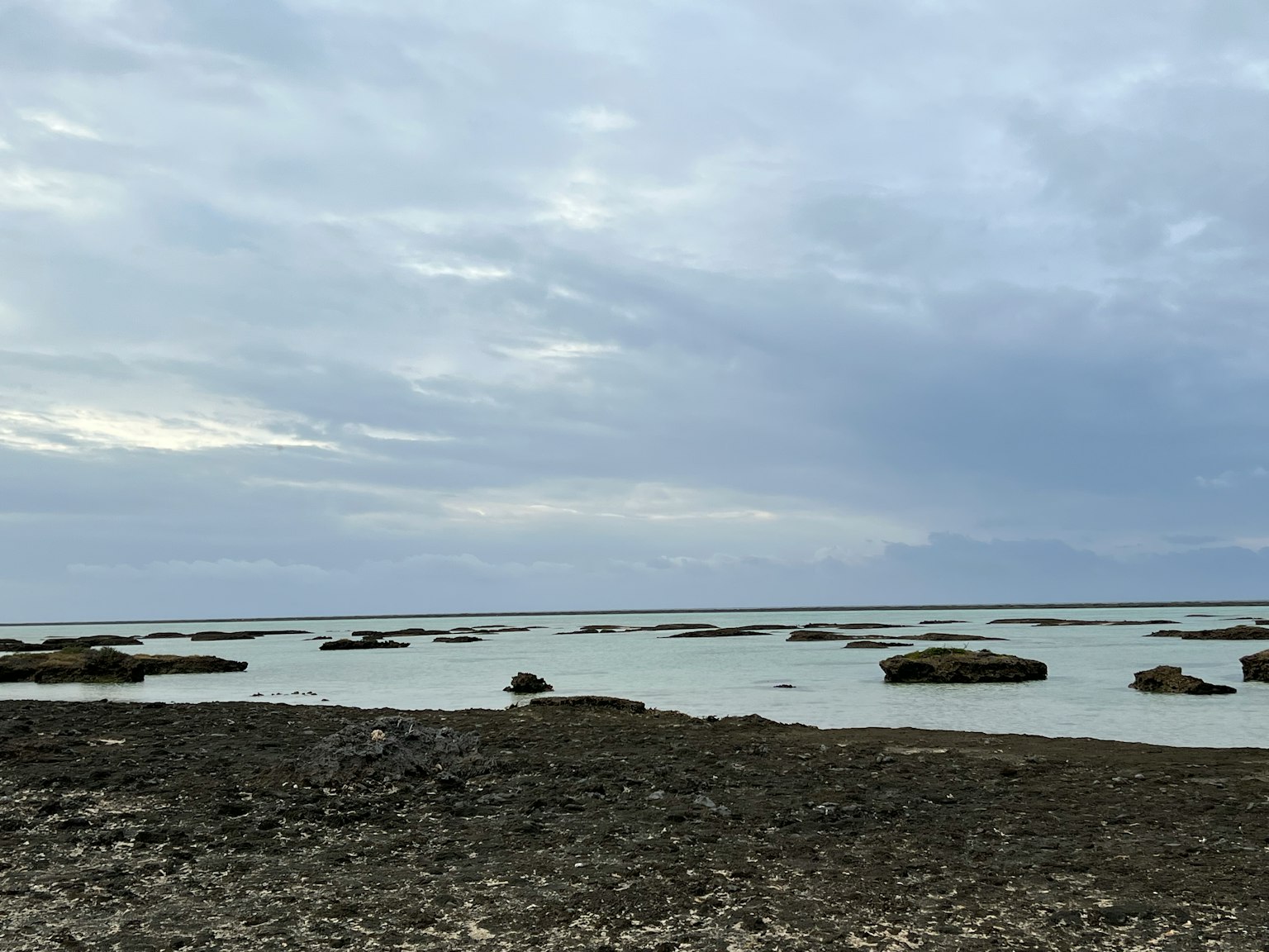 宁静的海岸景观，岩石和宁静的水面