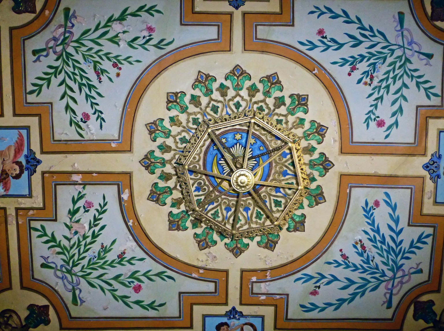 裝飾性天花板設計，中央有藍色圓圈和金色裝飾，周圍有綠色葉子圖案