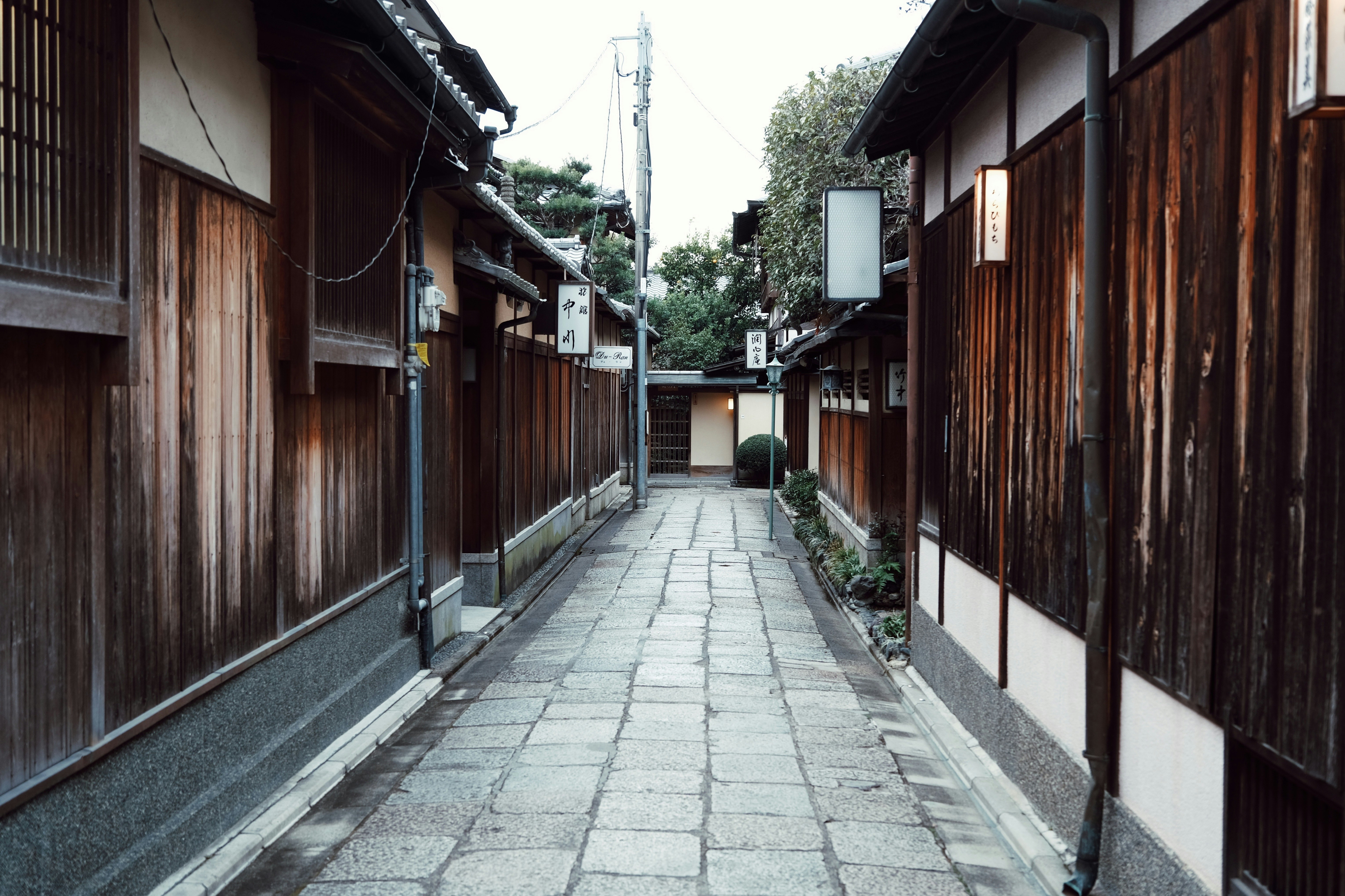 路地に並ぶ木造の町家と石畳の通り