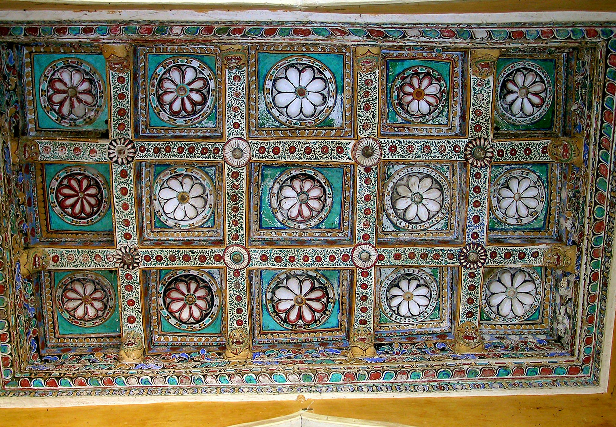 carrelage décoratif à motifs géométriques sur un mur