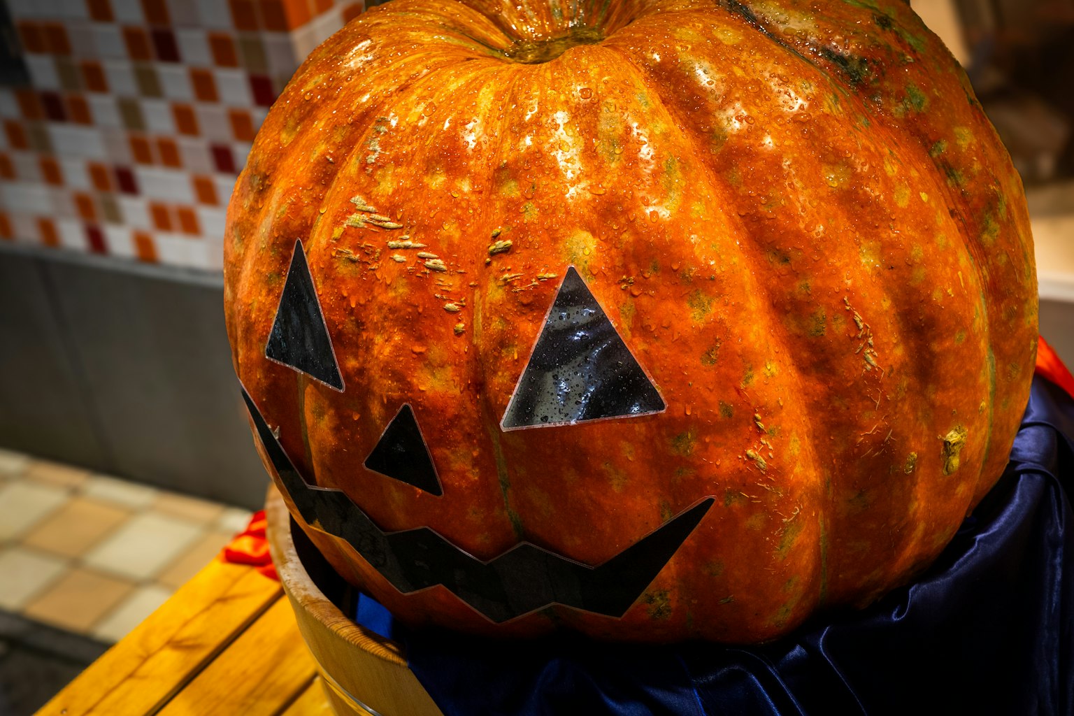 ハロウィンのジャック・オー・ランタンのカボチャが黒い目と口を持っている