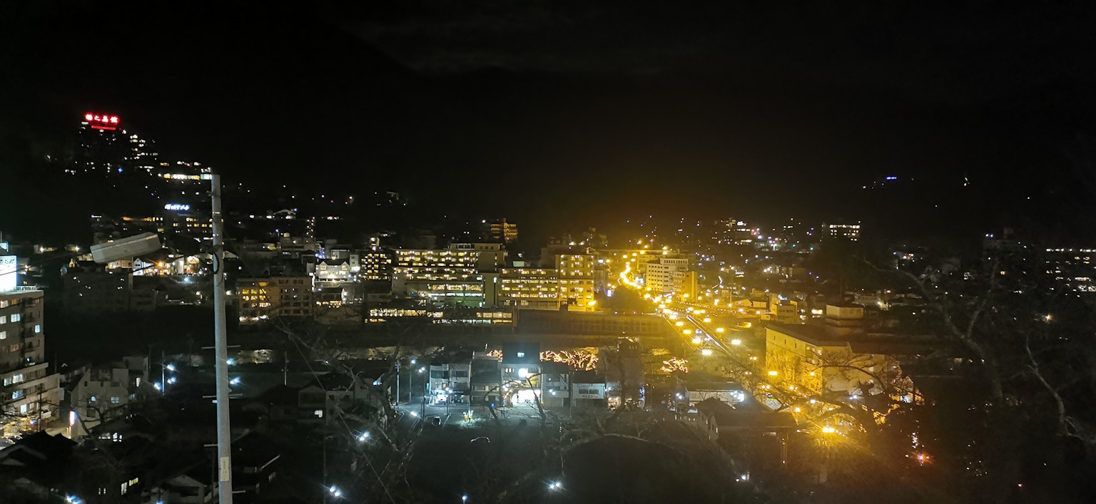 Paesaggio urbano notturno con lampioni e edifici illuminati