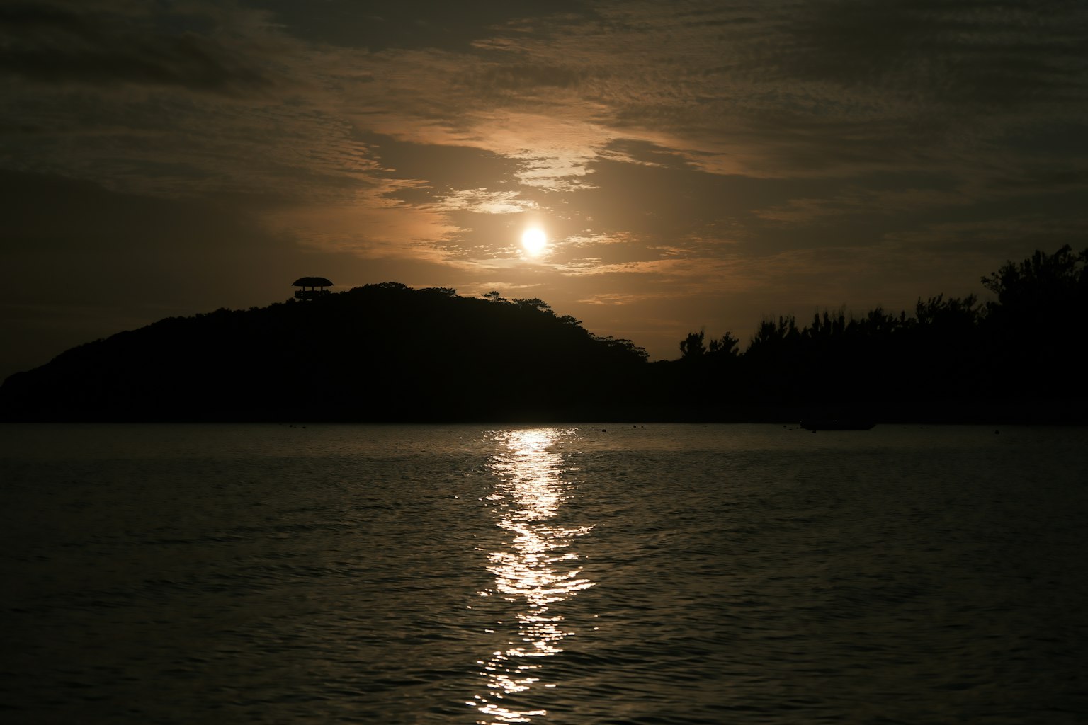 美麗的風景，夕陽倒映在水面上