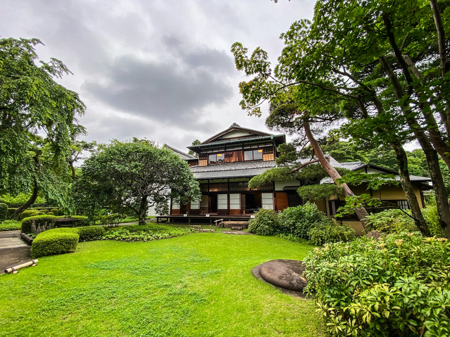 Traditionelles japanisches Haus, umgeben von einem schönen Garten