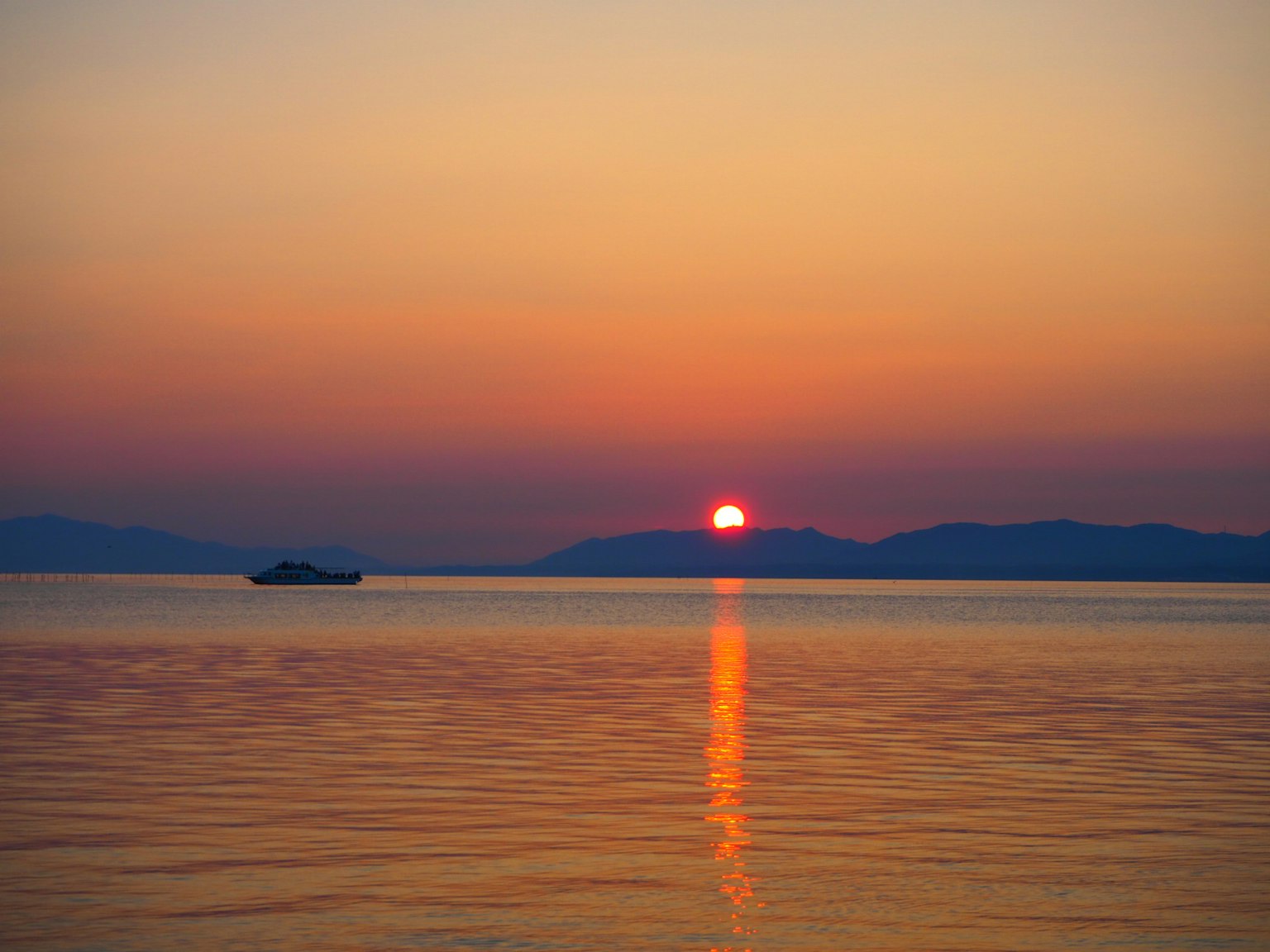 Hermoso atardecer sobre el mar con reflejos tranquilos en el agua