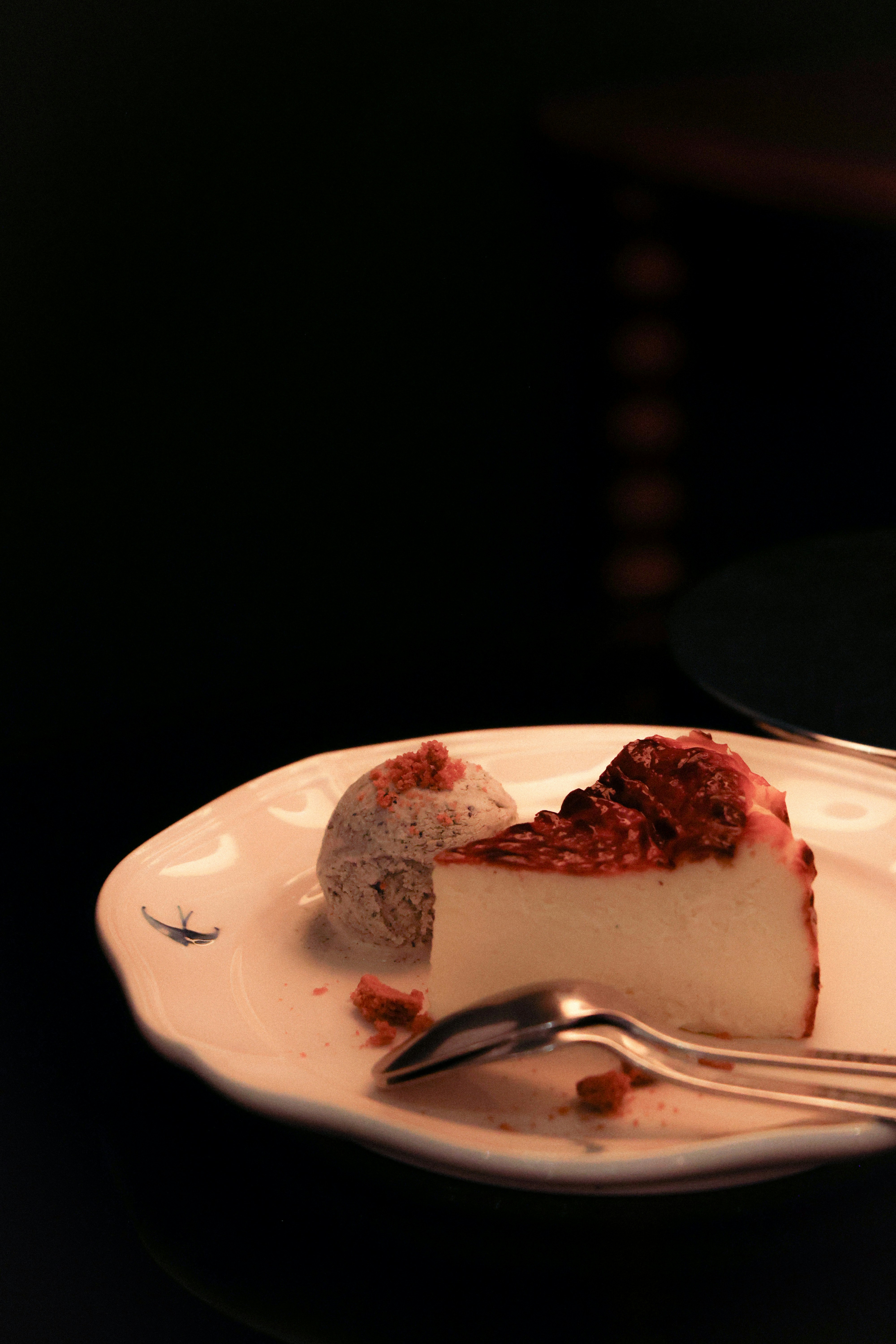 皿に盛られたケーキの断面
