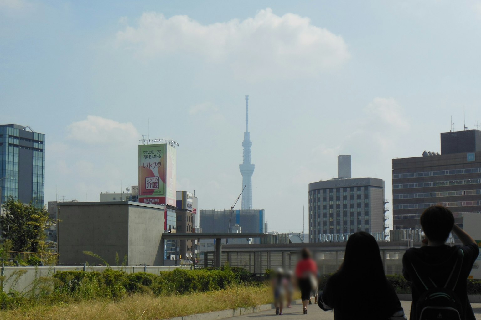 Cảnh quan đô thị với Tokyo Skytree và mọi người đi bộ