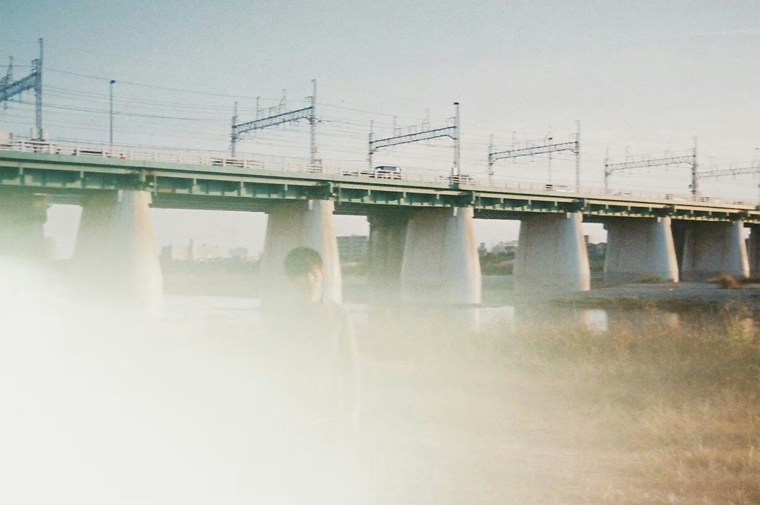 Pont avec des voies ferrées dans un environnement brumeux