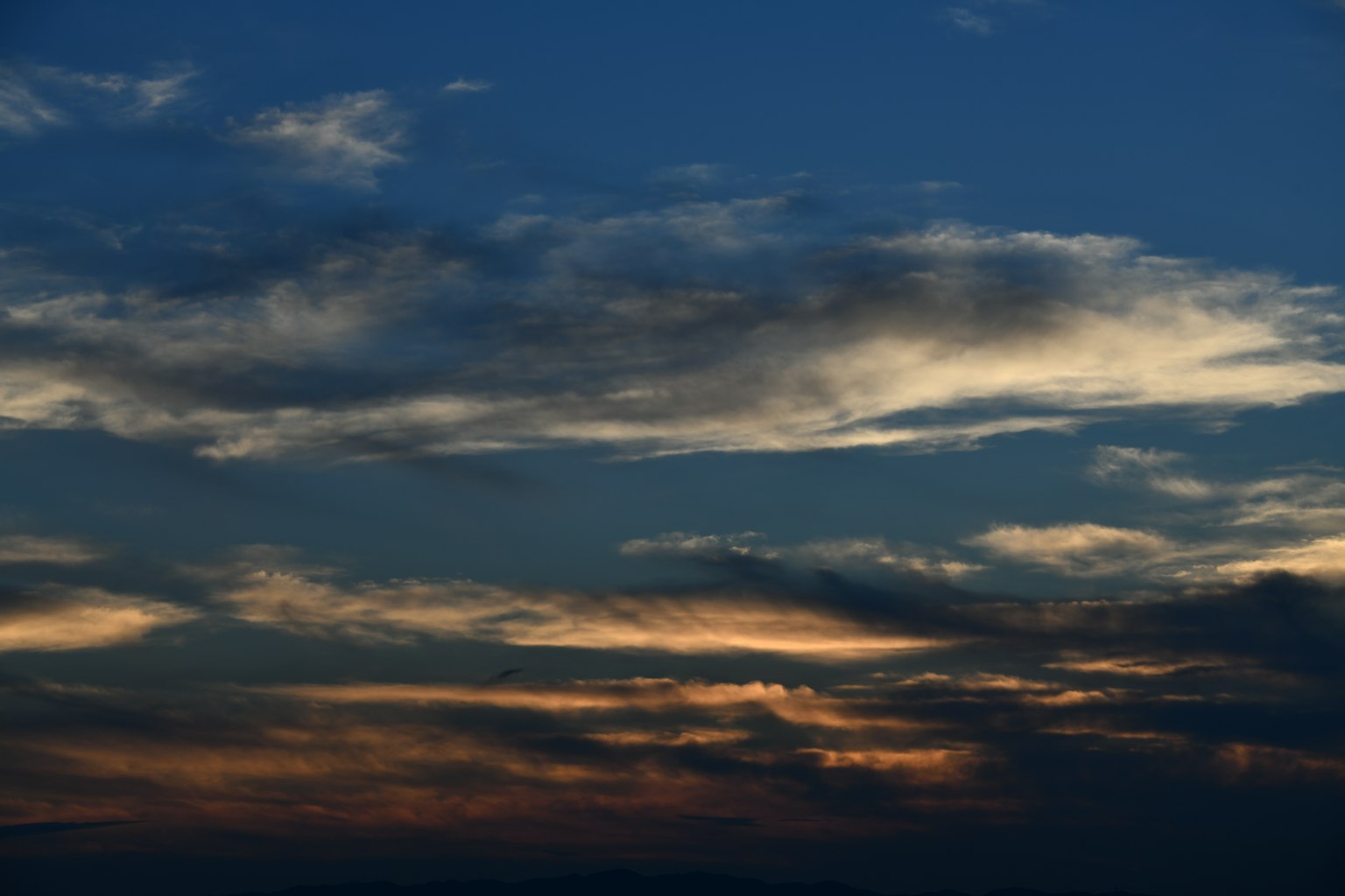 Beaux nuages s'étendant dans un ciel bleu