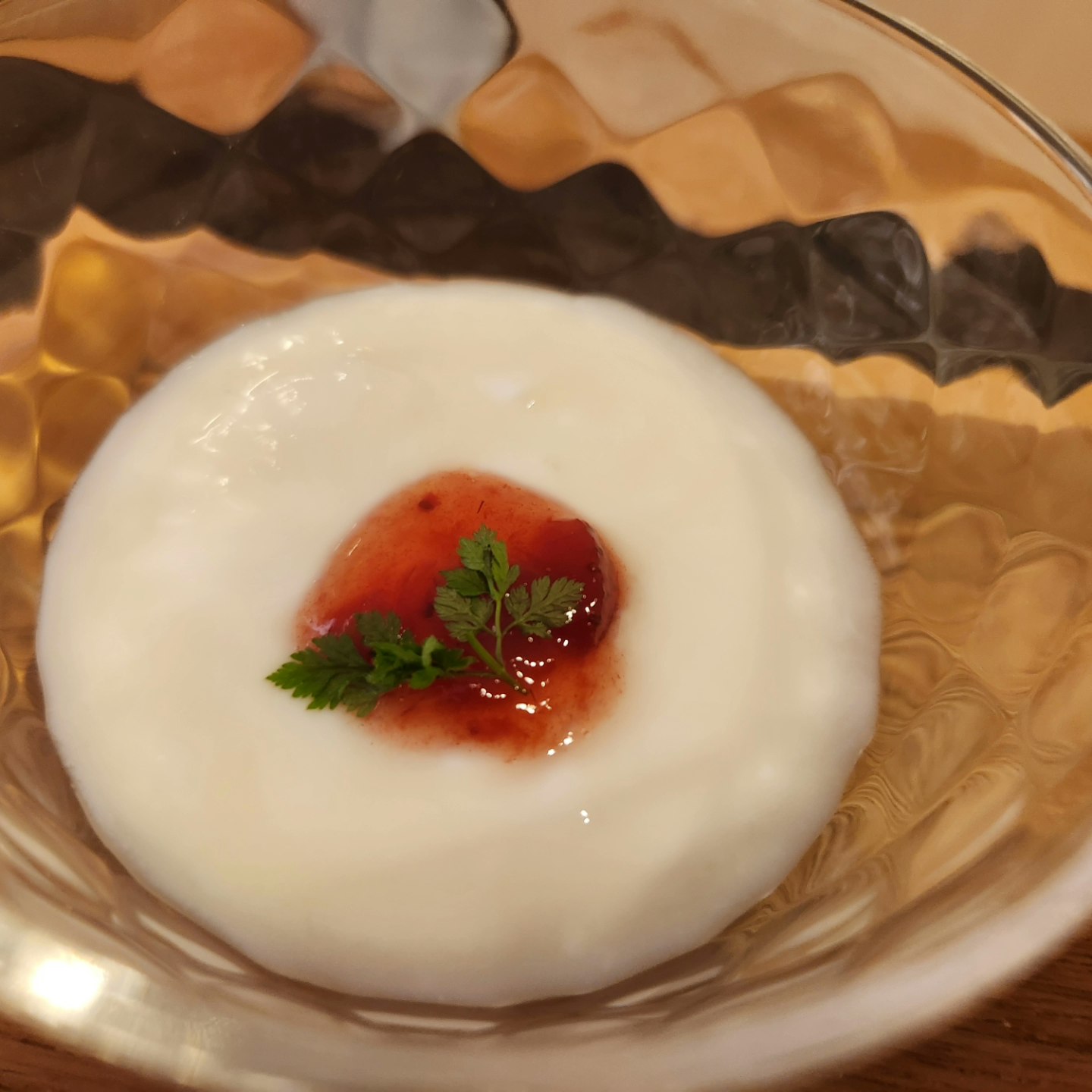 白色酱汁上点缀红色酱汁与微型香草的前菜
