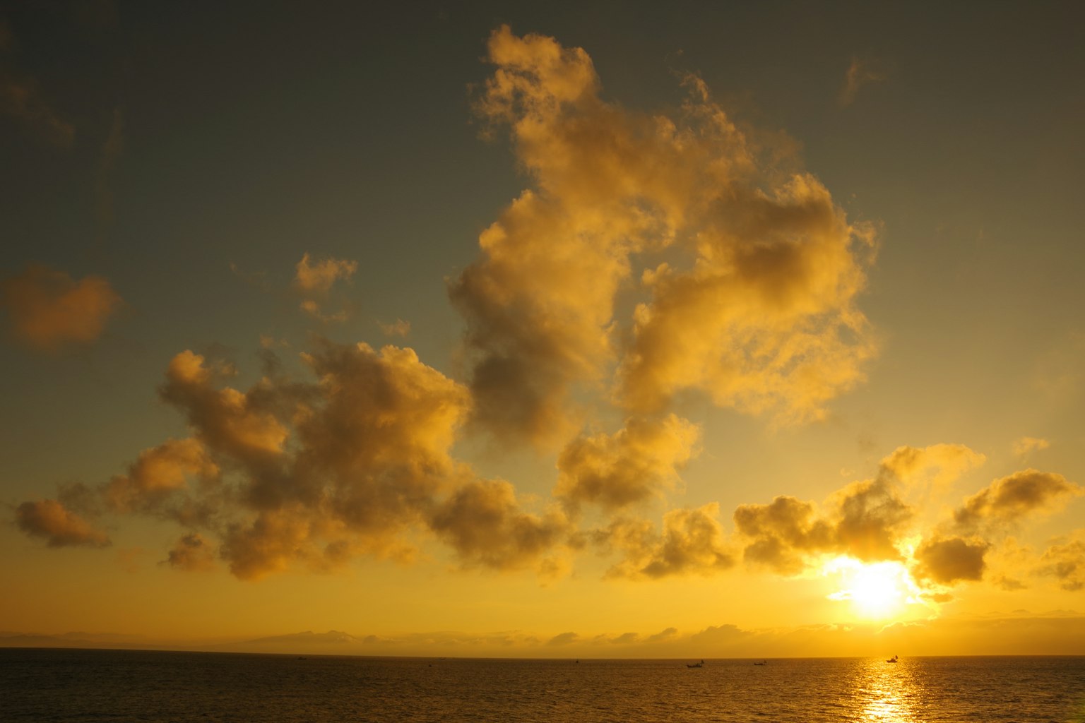 Magnifico tramonto con nuvole sopra l'oceano