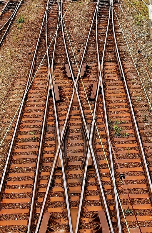 レールが交差する鉄道線路の上からの眺め