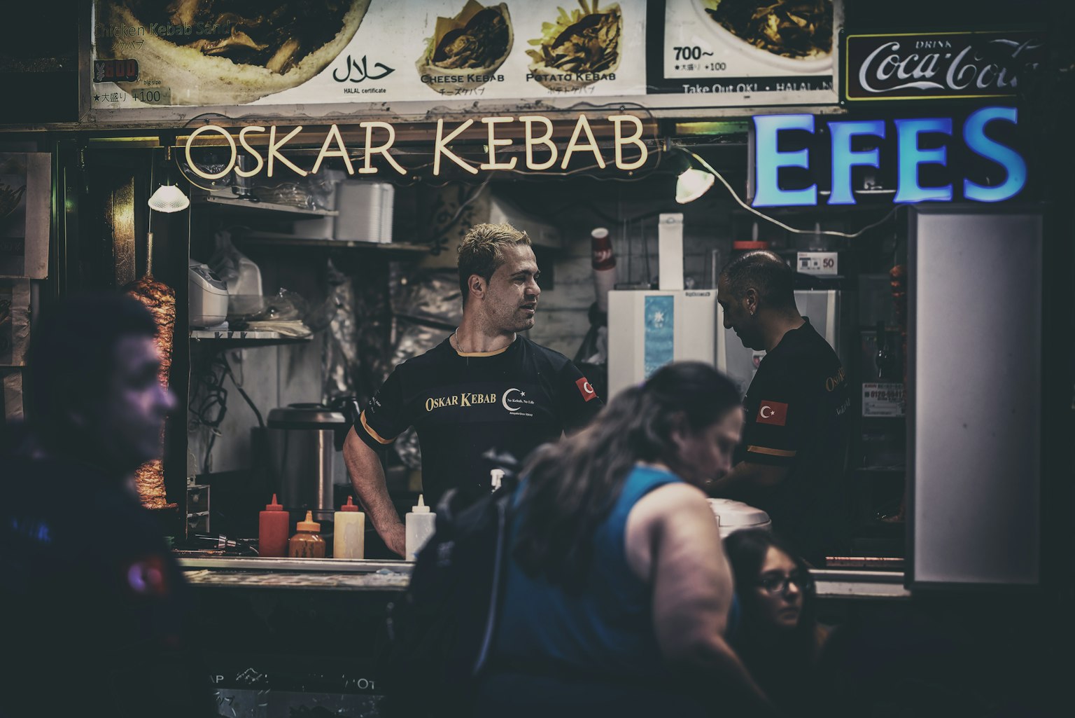 Mitarbeiter am Oskar Kebab Imbiss mit Kunden