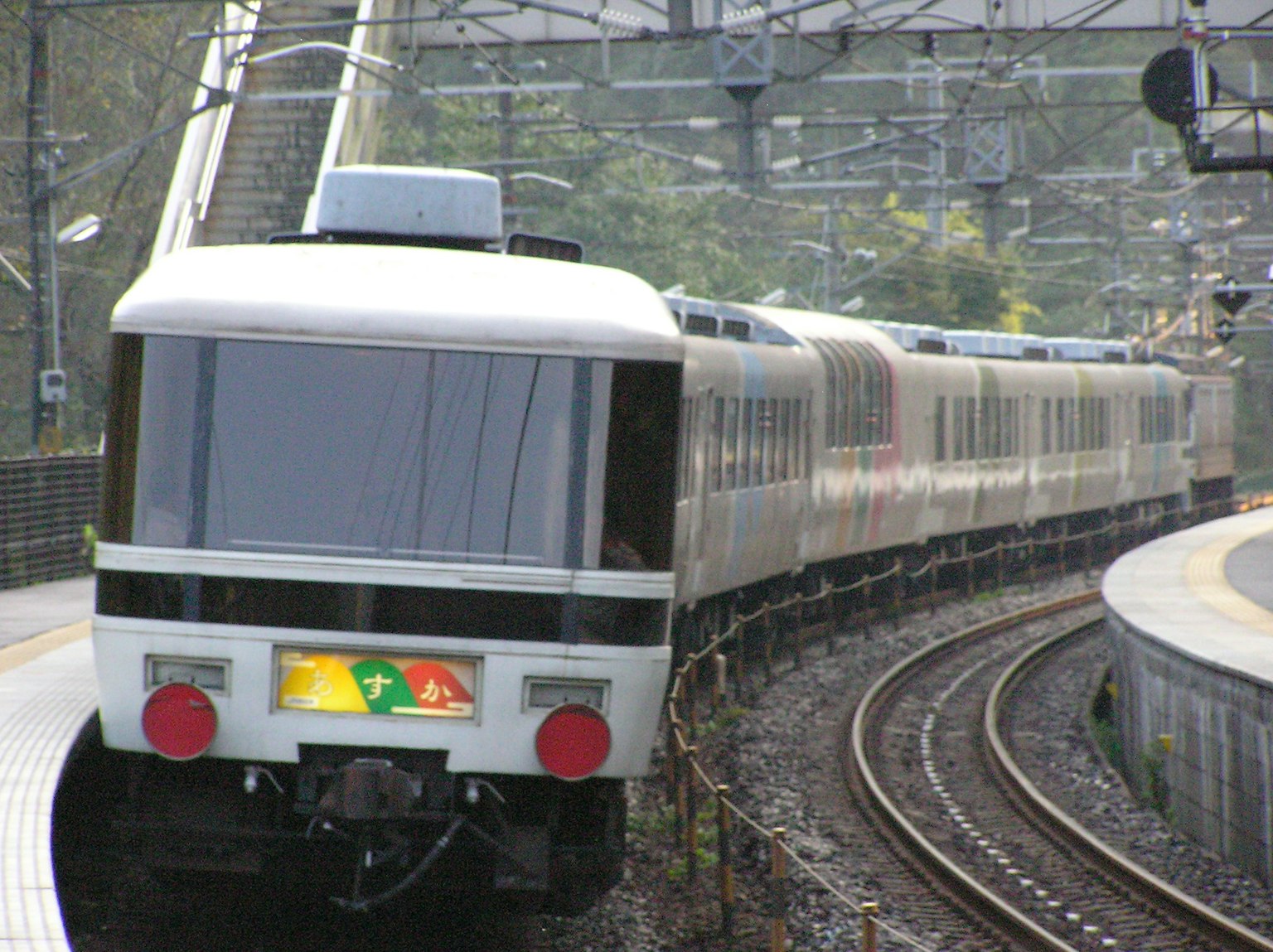 Un train noir et blanc sur une voie ferrée courbée