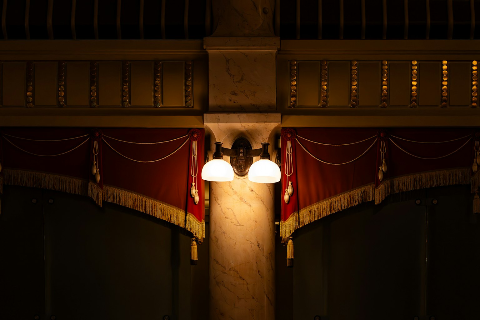Illuminazione elegante con tende decorative in un interno poco illuminato