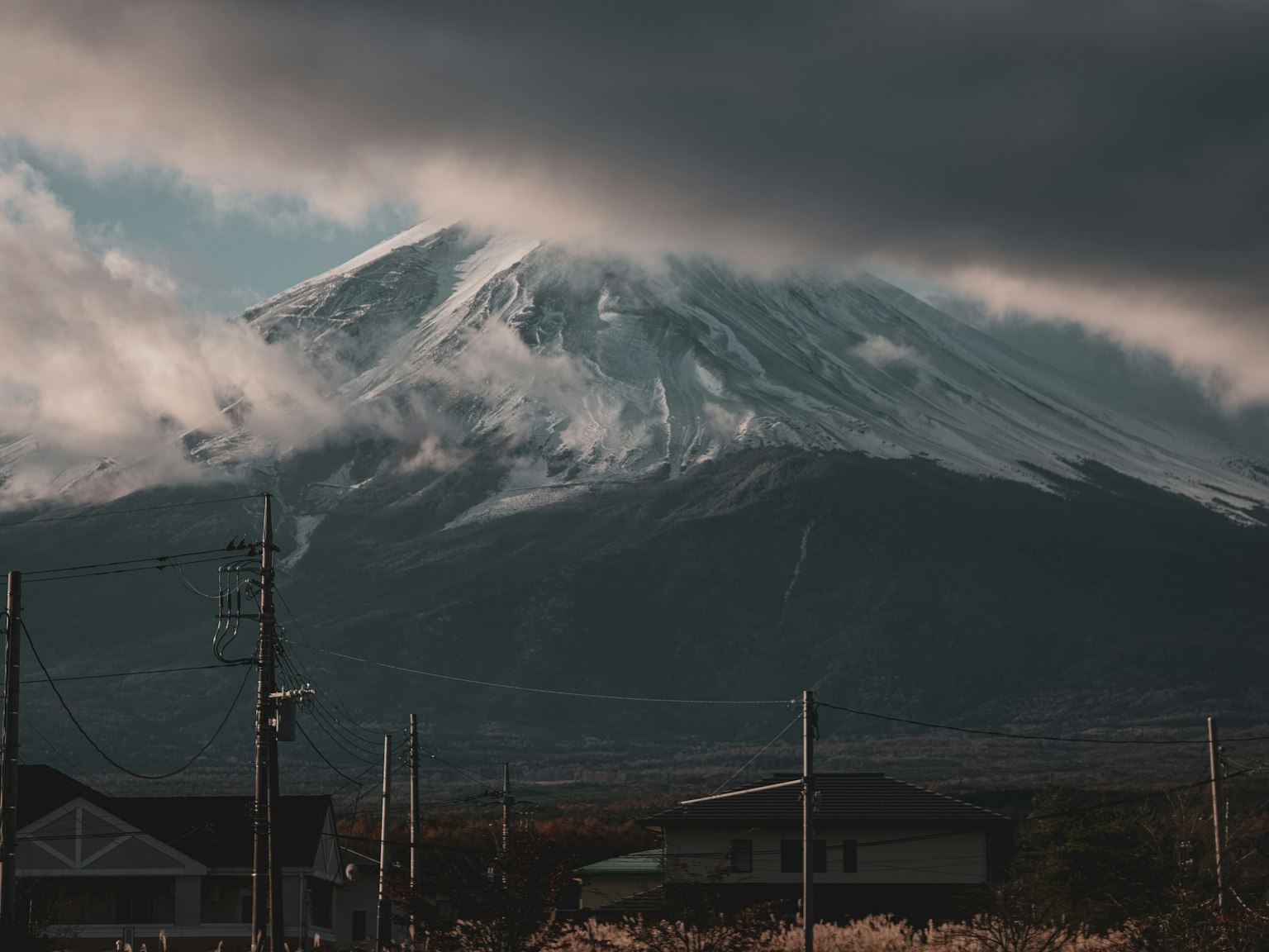 被云雾部分遮挡的雪山富士的美丽景色