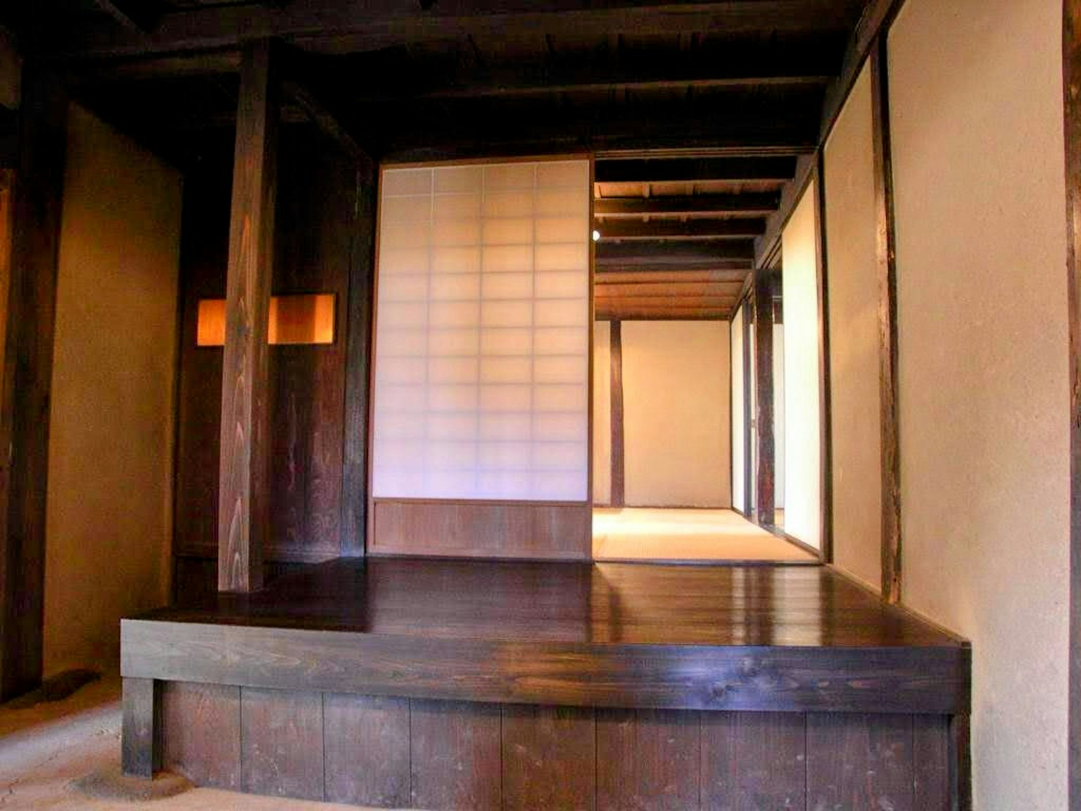 传统日本室内设计 木结构和简单的障子隔断