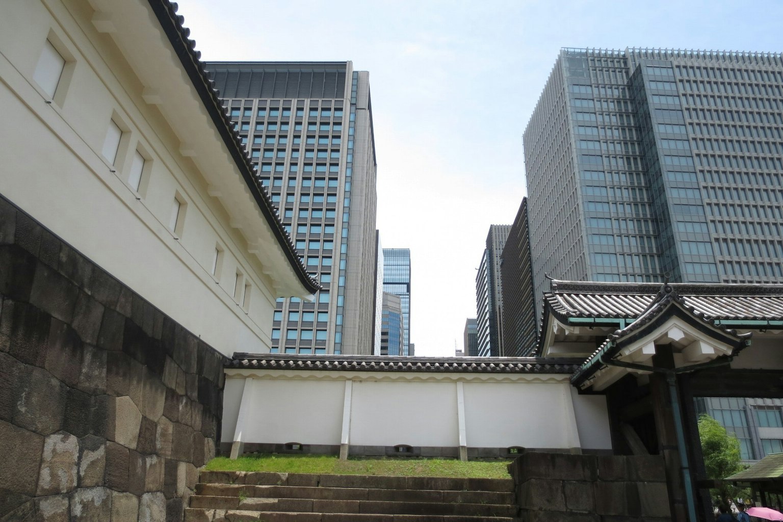 Perpaduan gedung pencakar langit modern dan arsitektur Jepang tradisional