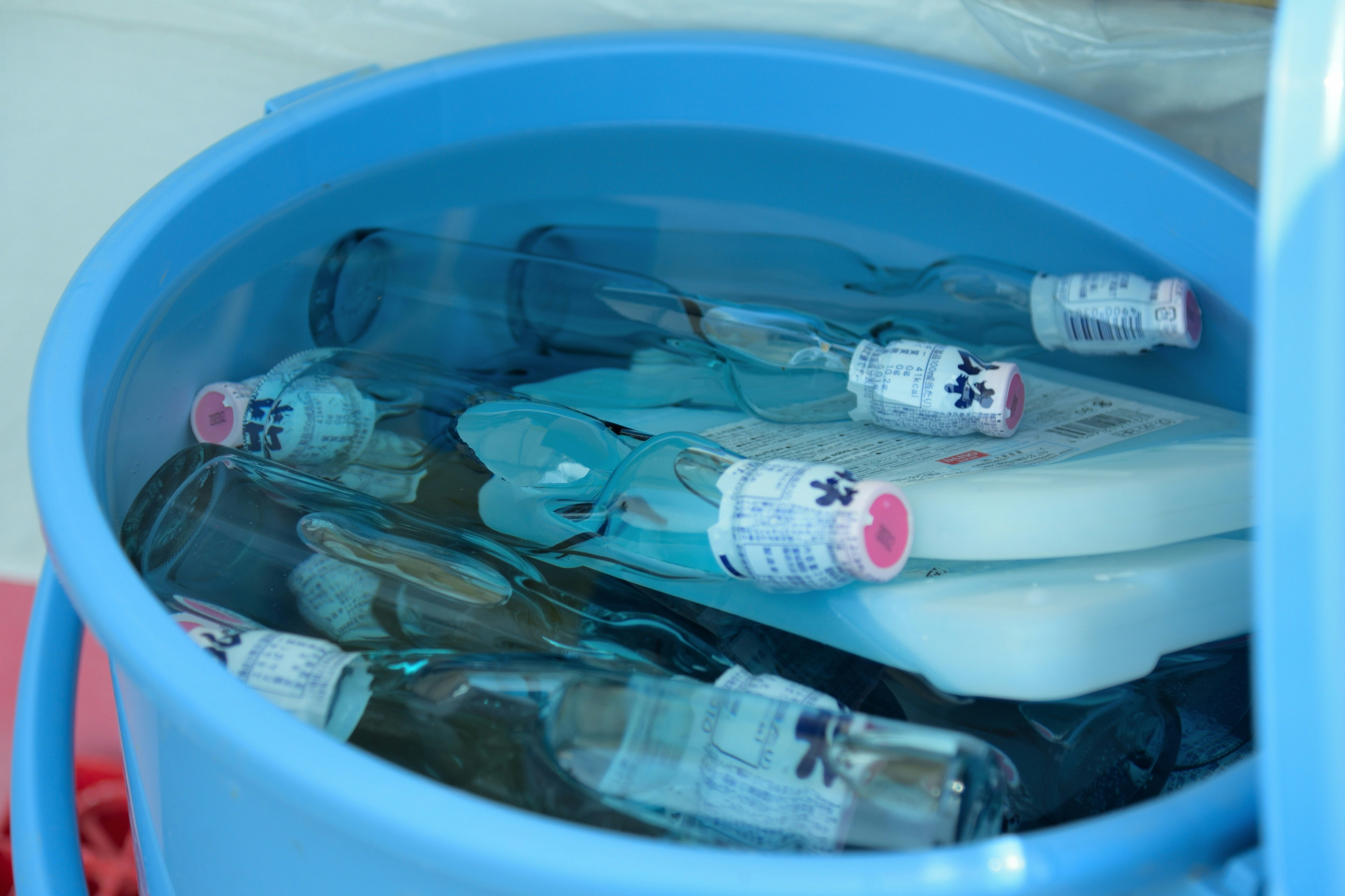 青い容器に入った飲料ボトルの束