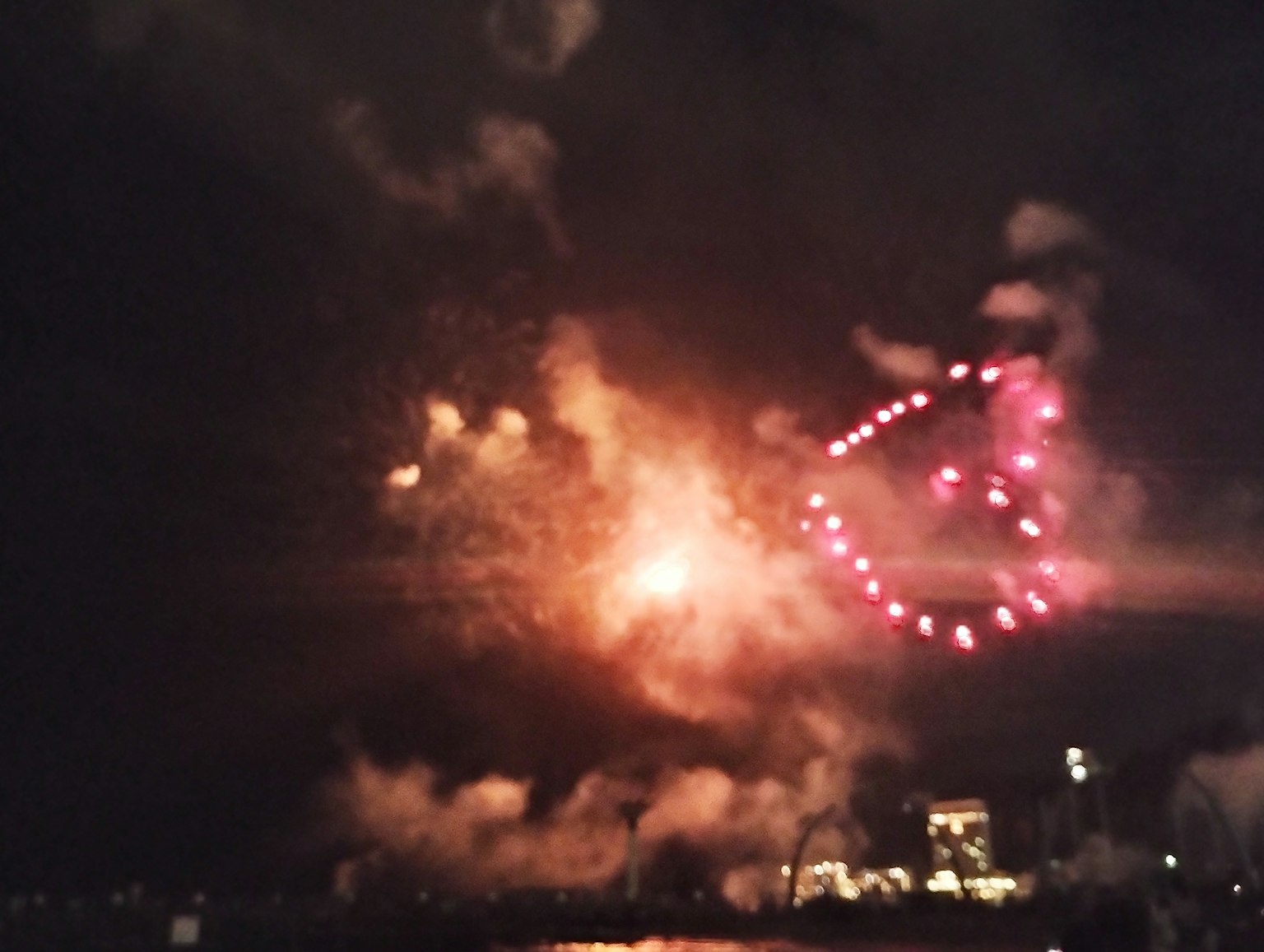 Uno spettacolo di fuochi d'artificio a forma di cuore nel cielo notturno