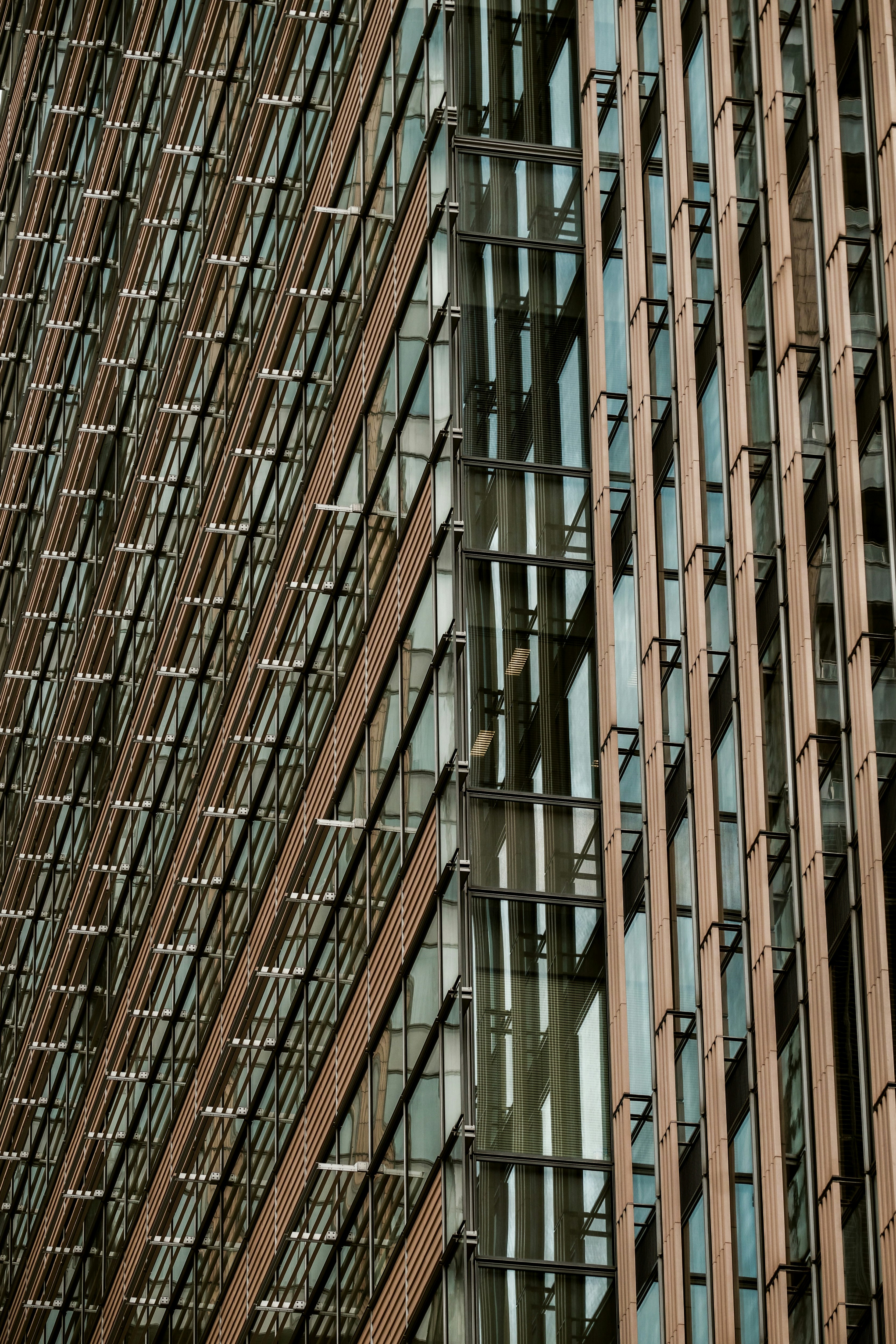 façade d’immeuble de grande hauteur avec structure en grille