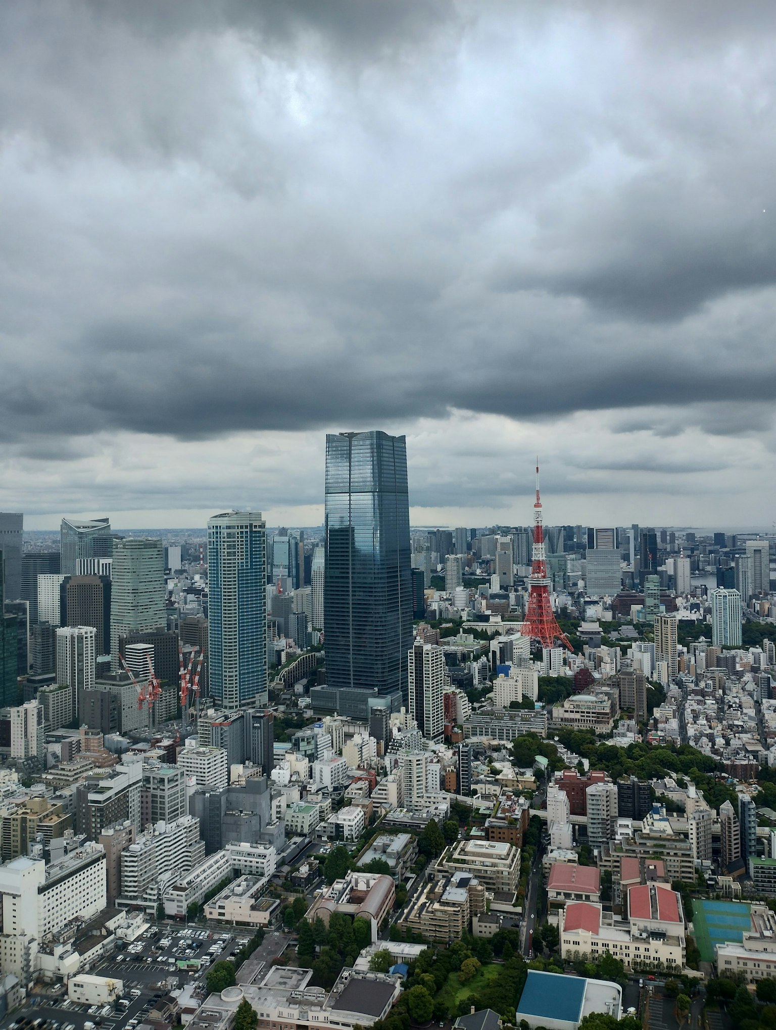 Vista aerea dello skyline di Tokyo con nuvole scure