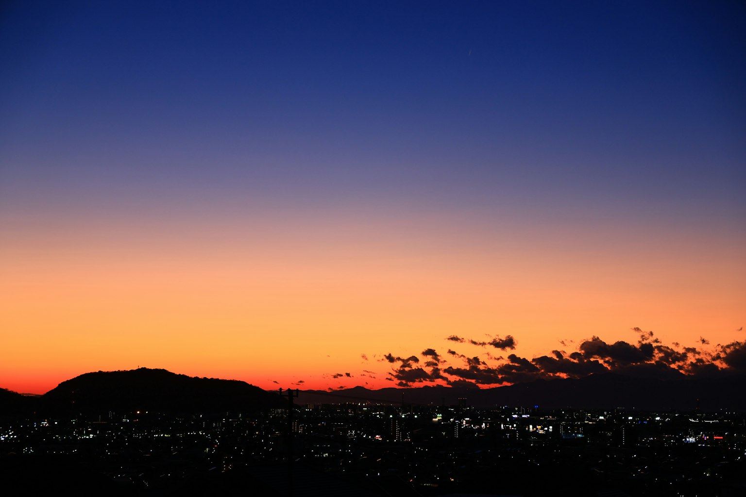 美しい夕焼けの空と山のシルエット