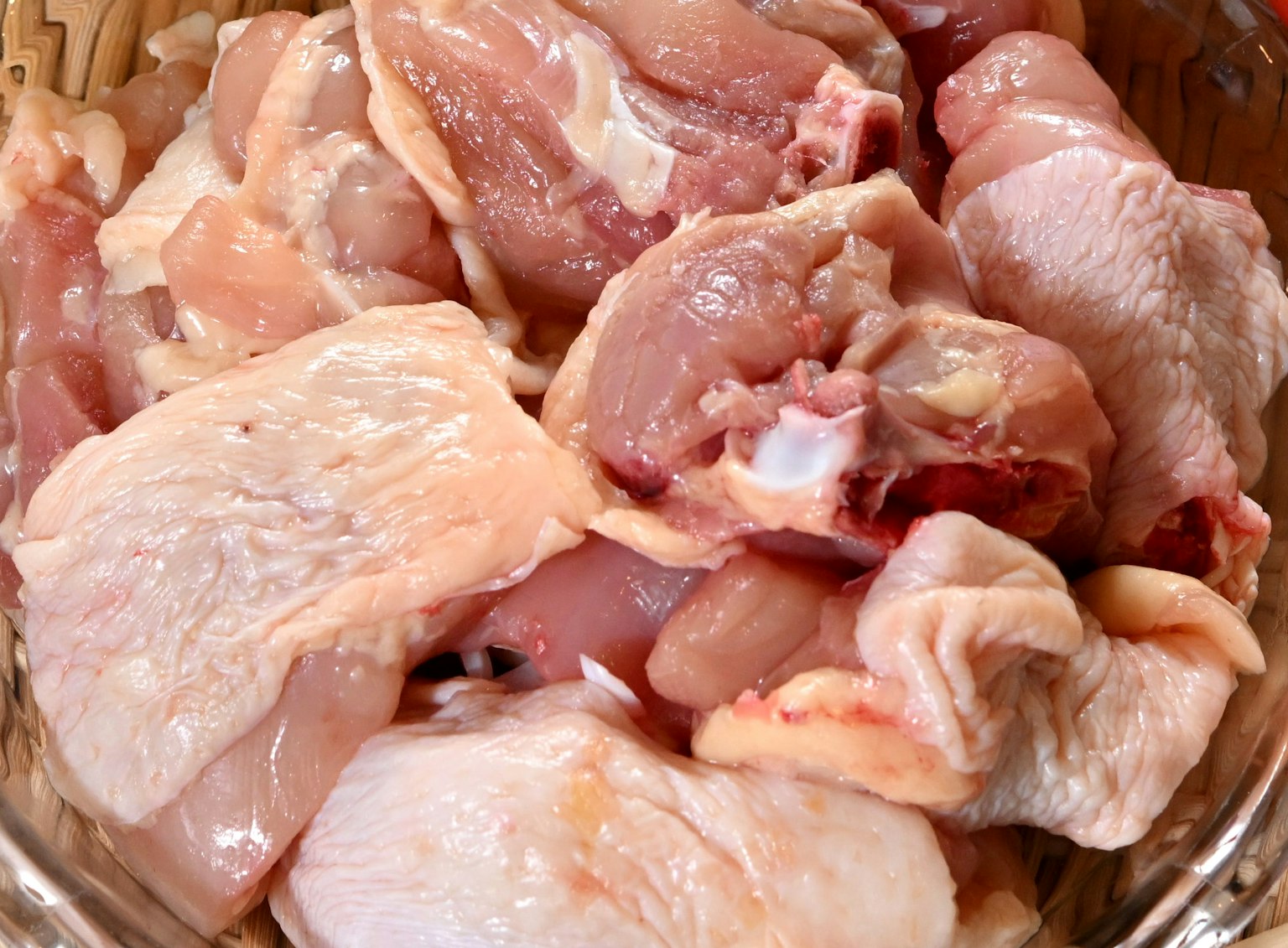 生鸡肉部分放在碗里