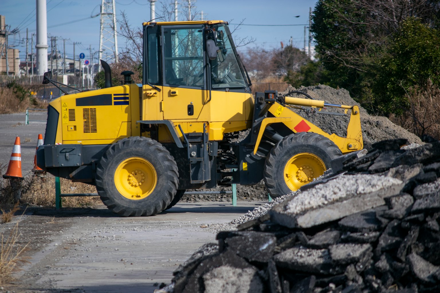 黄色建筑车辆在道路旁挖掘