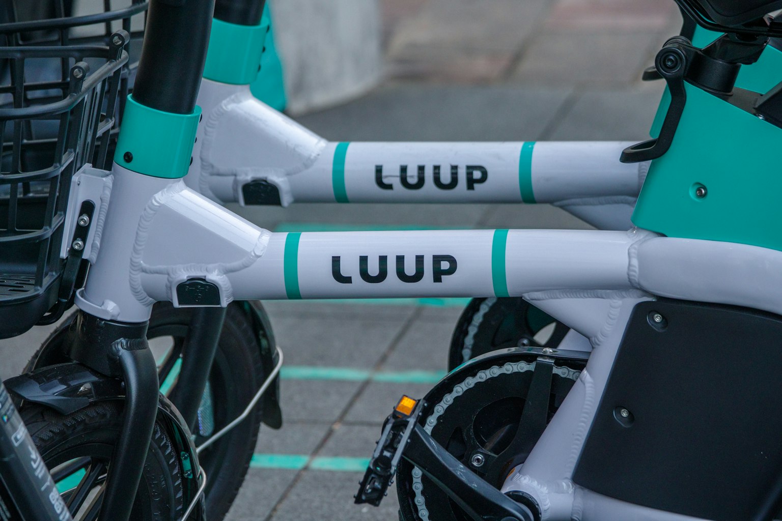 Gros plan sur le cadre de bicyclettes LUUP avec des couleurs turquoise et blanche