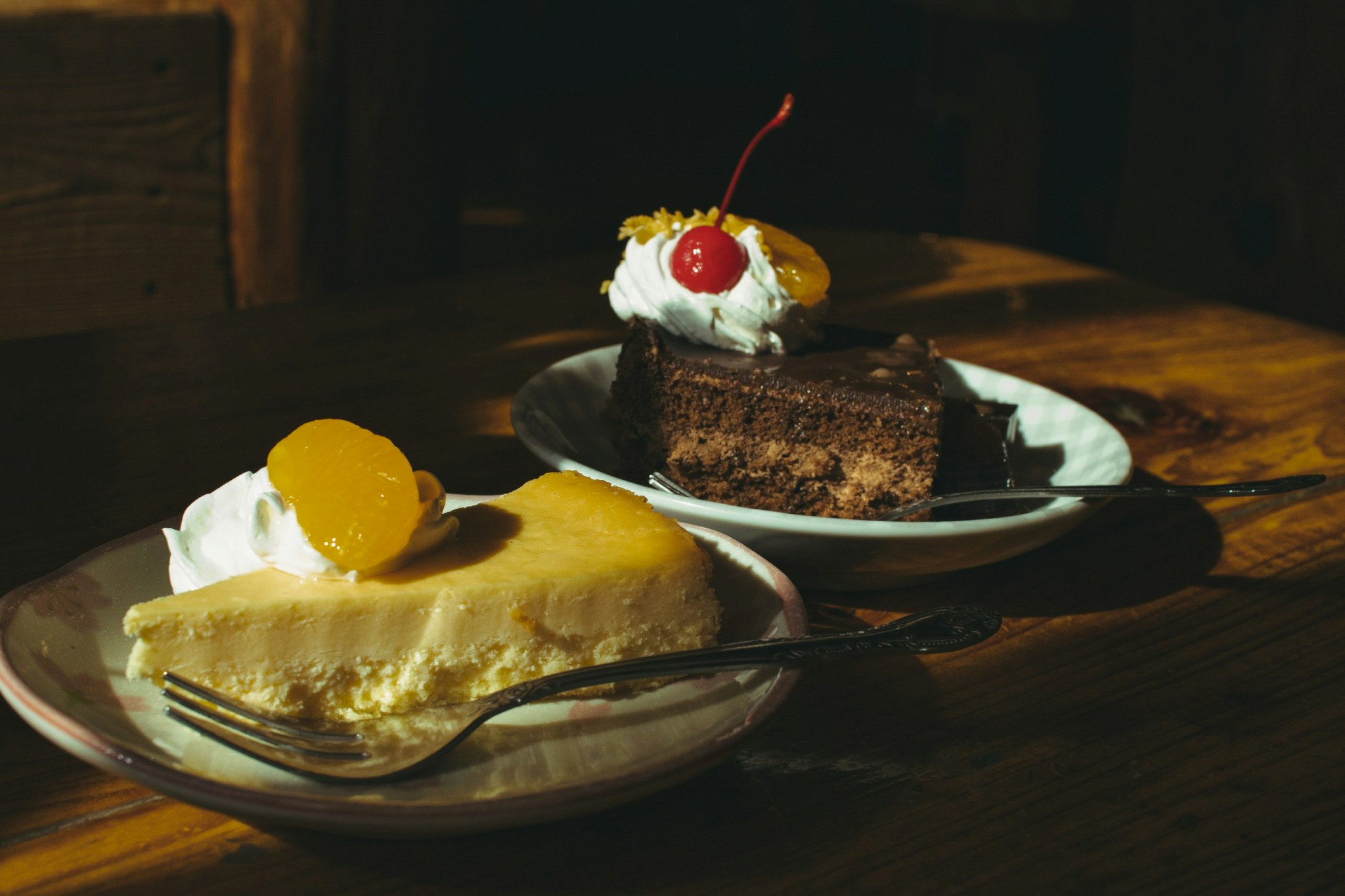皿に盛られたケーキとデザート