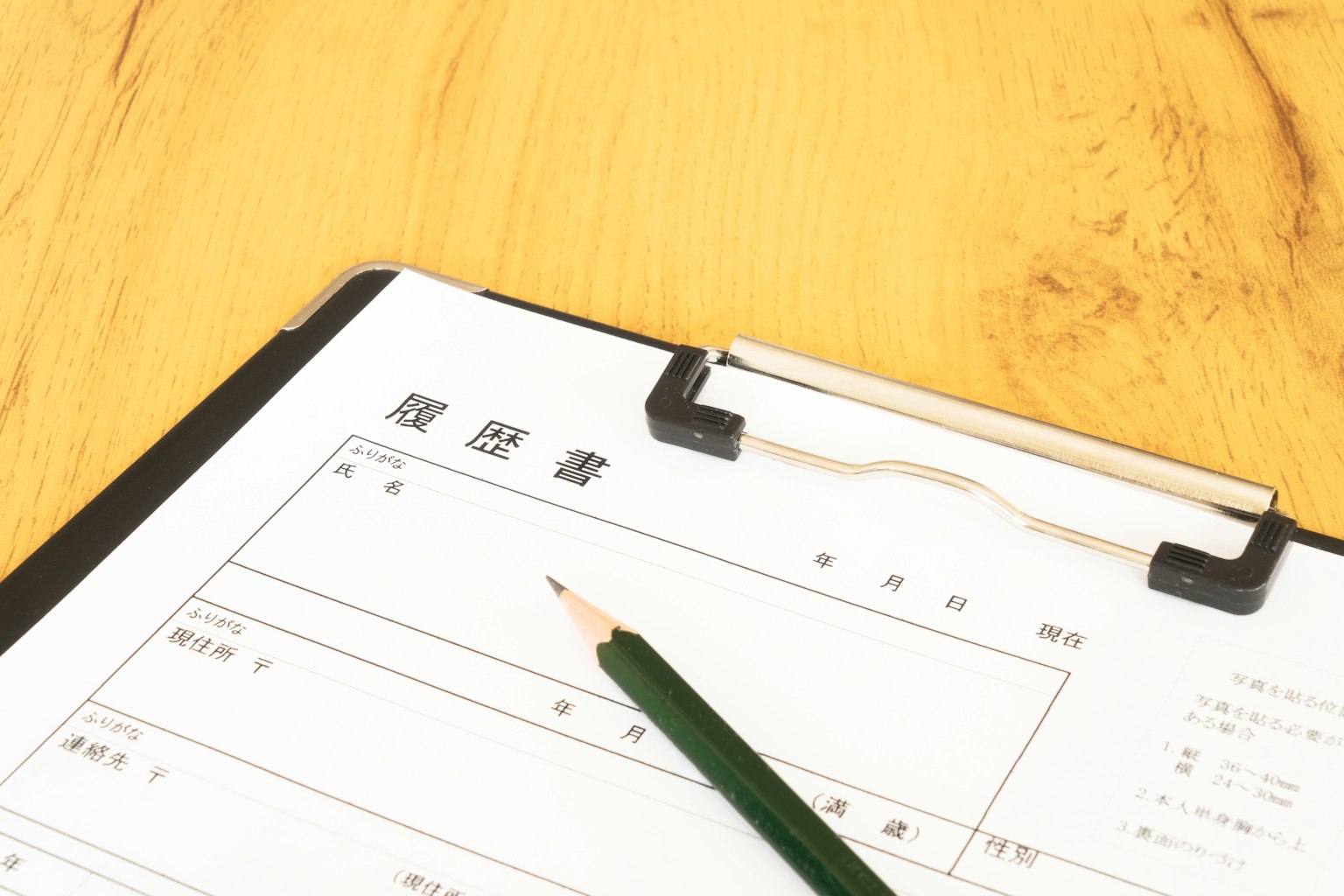 Tài liệu và bút chì xanh trên bàn gỗ