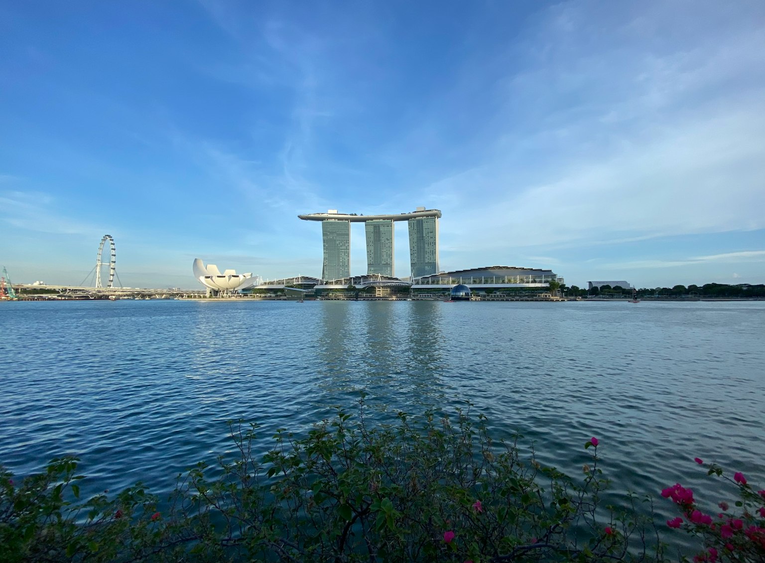 Vue panoramique du Marina Bay Sands avec une surface d'eau sereine