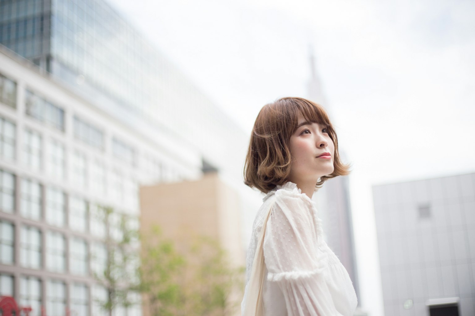 Retrato de una mujer sonriendo contra un fondo urbano