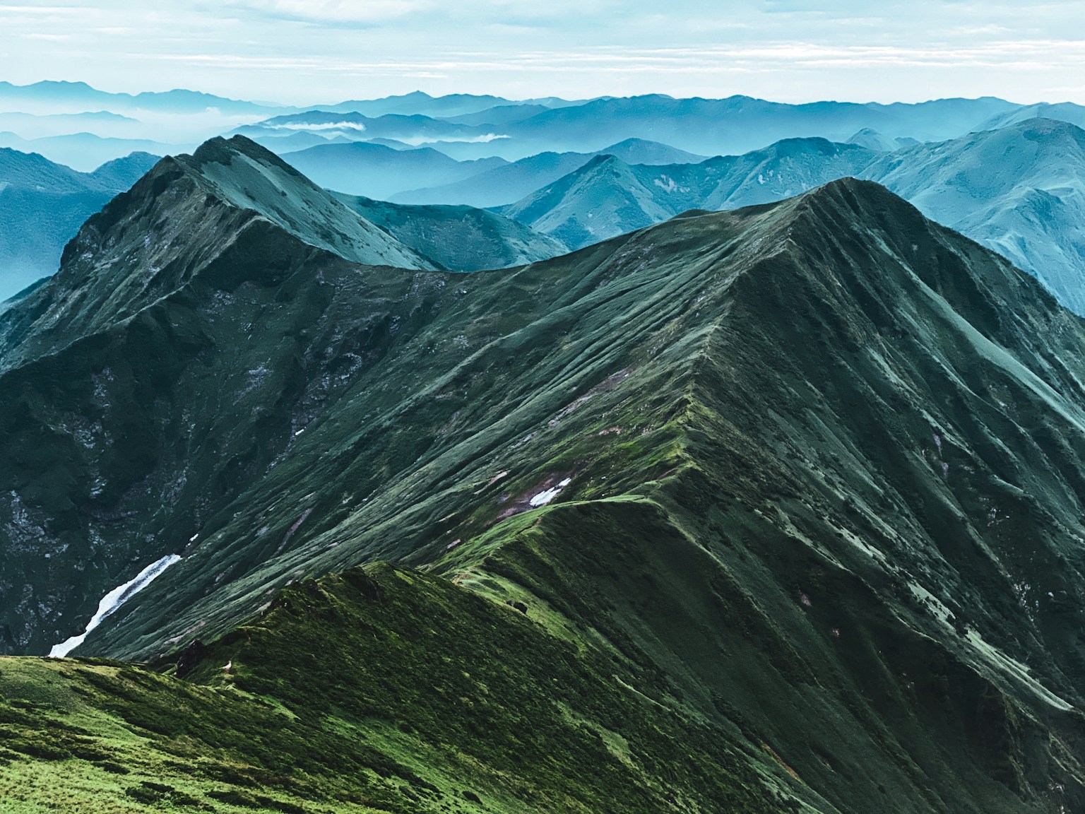 綠色山丘與藍天的山脈風景