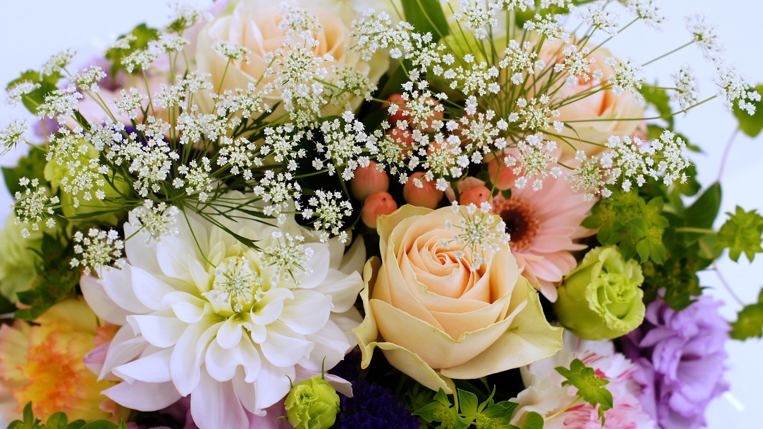 Beau bouquet avec des roses roses et des dahlias blancs