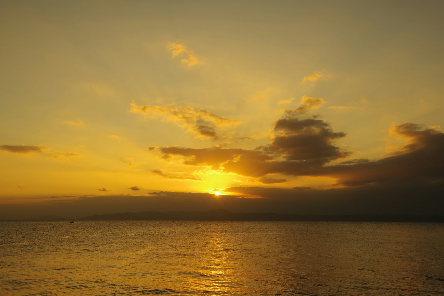 Wunderschöne Landschaft des Sonnenuntergangs über dem Ozean